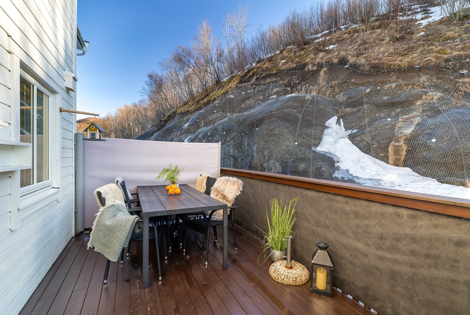 Sørvendt balkong på 14 m² med god plass til utemøblement og grill. Galleribilde