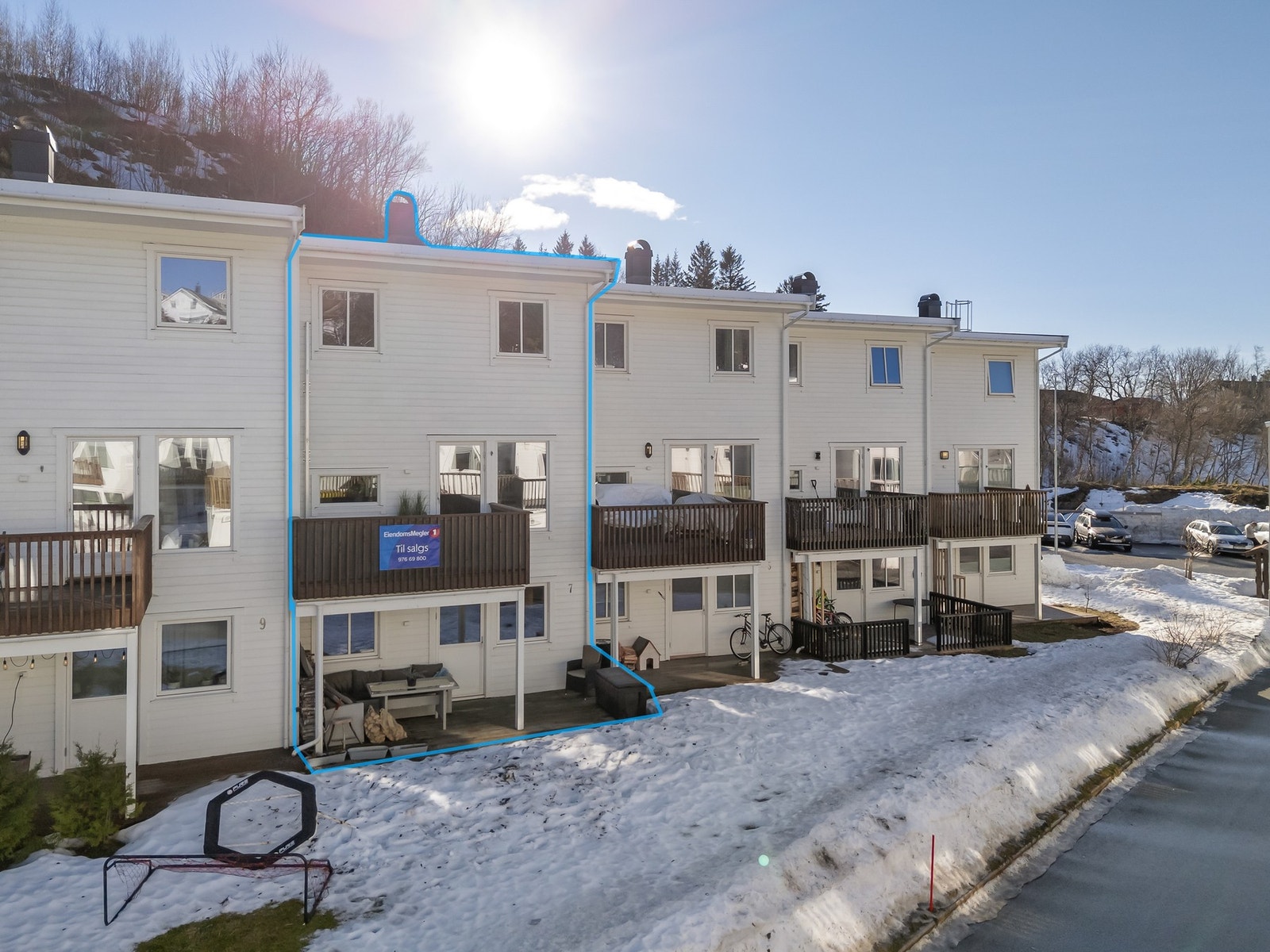 Boligen ligger fint til i bakerste rekke og har en av de mer usjenerte plasseringene i feltet. Galleribilde