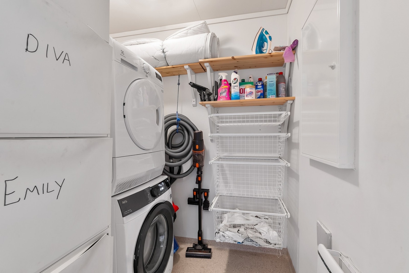 Bod i 1. etg innredet/benyttet som vaskerom, med opplegg for vaskemaskin/tørketrommel. (Ikke søkt bruksendring). Galleribilde