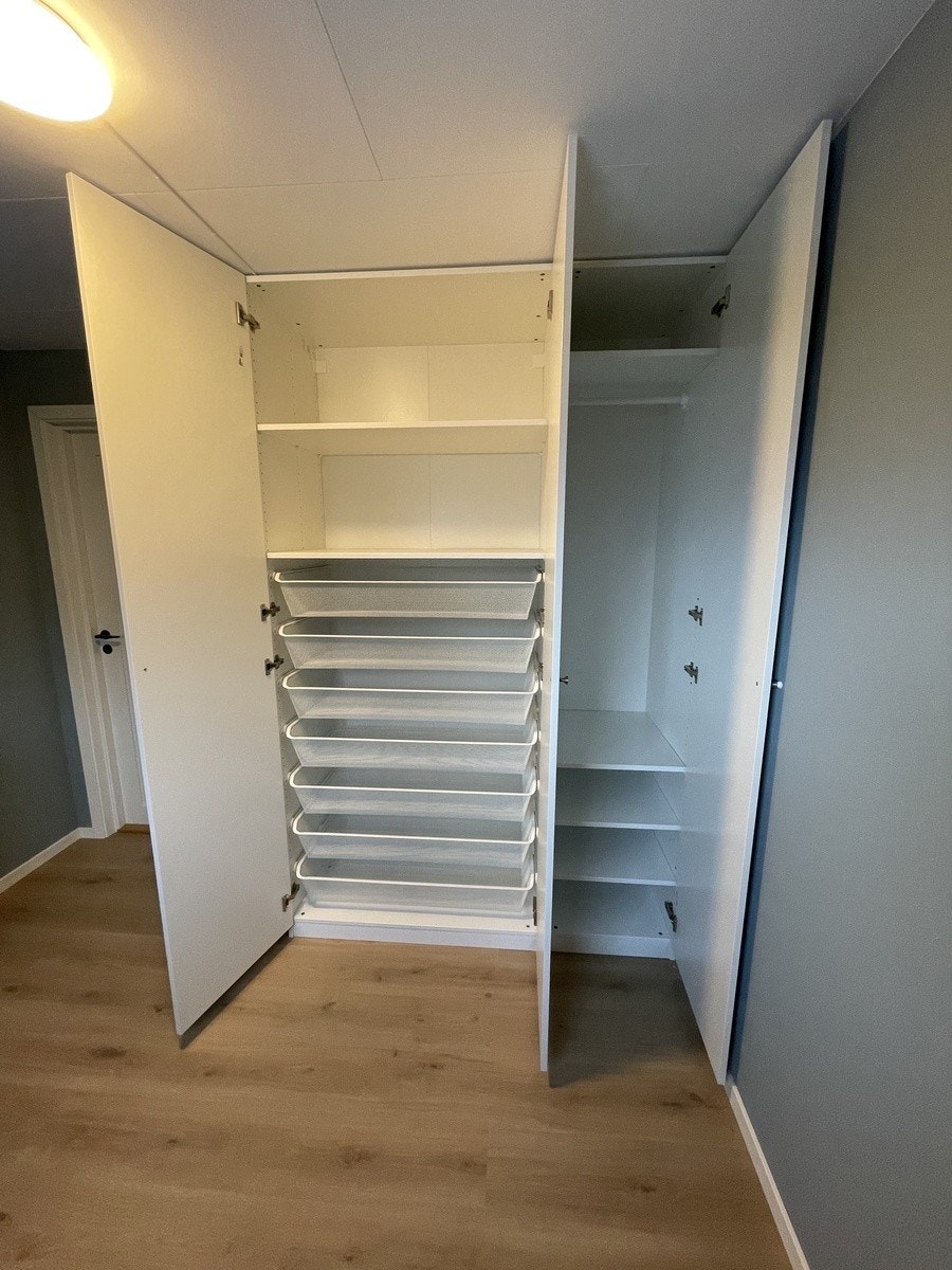 Klesskap med skuffer Galleribilde