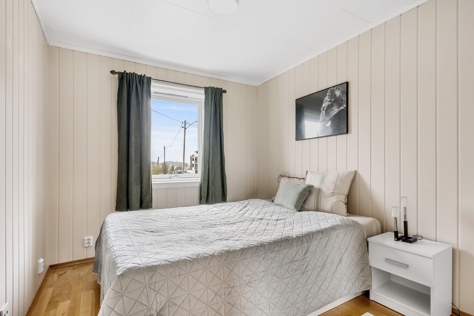 Soverom 1. Det er til sammen tre gode soverom i boligen, hvorav ett er plassert i 1. etg. og to ligger i 2. etg. Galleribilde