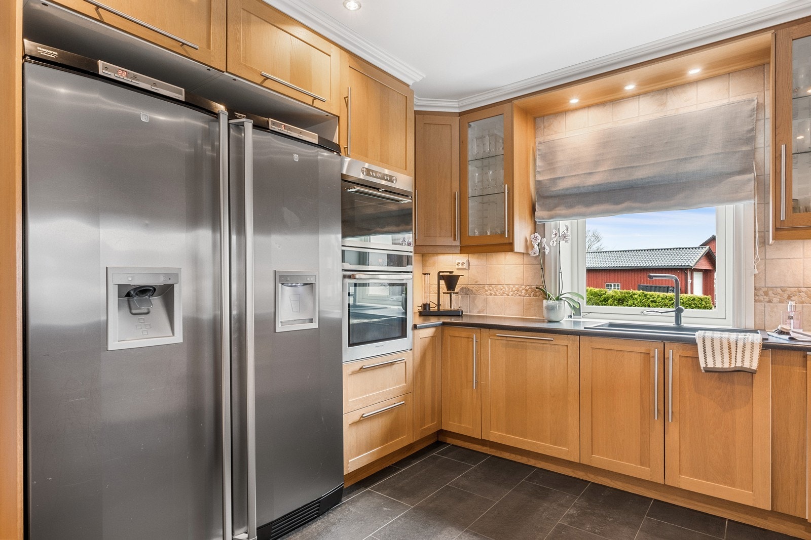 Eikefrontene har delvis vitrineskap og over benk er det montert fliser. Hvitevarene medfølger. Galleribilde