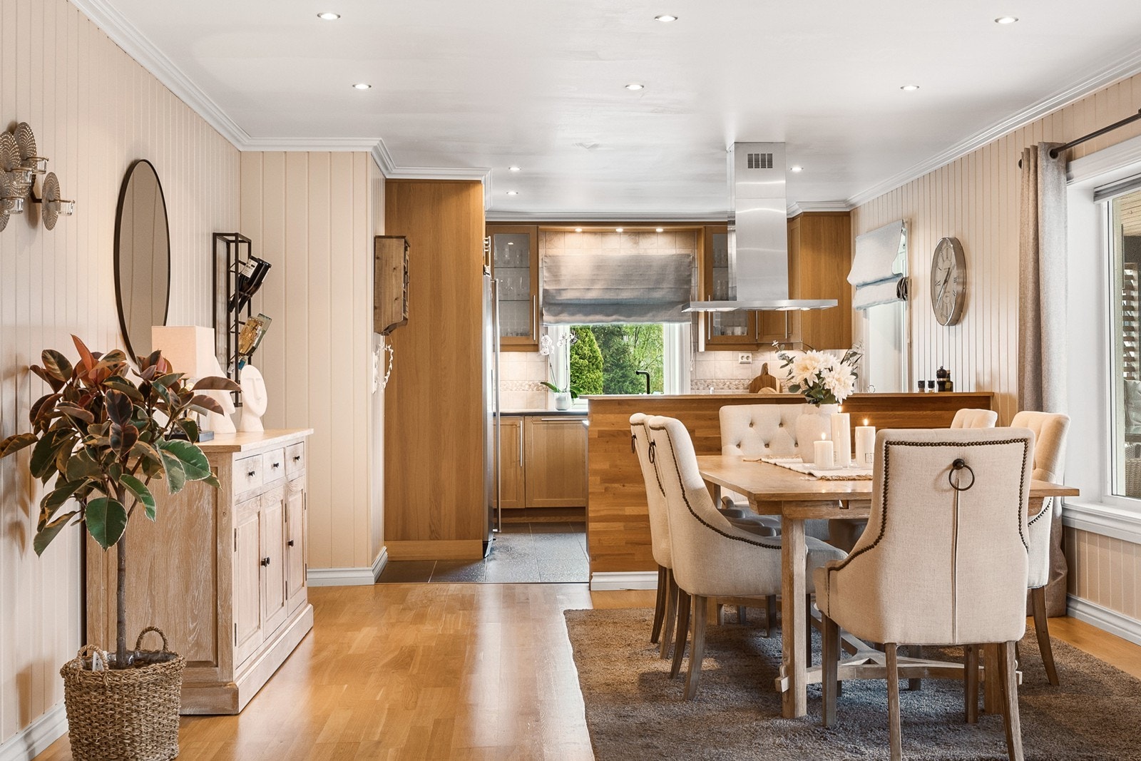 Boligen ble vesentlig oppgradert i 2007 og har en lys og familievennlig planløsning over to plan. Galleribilde