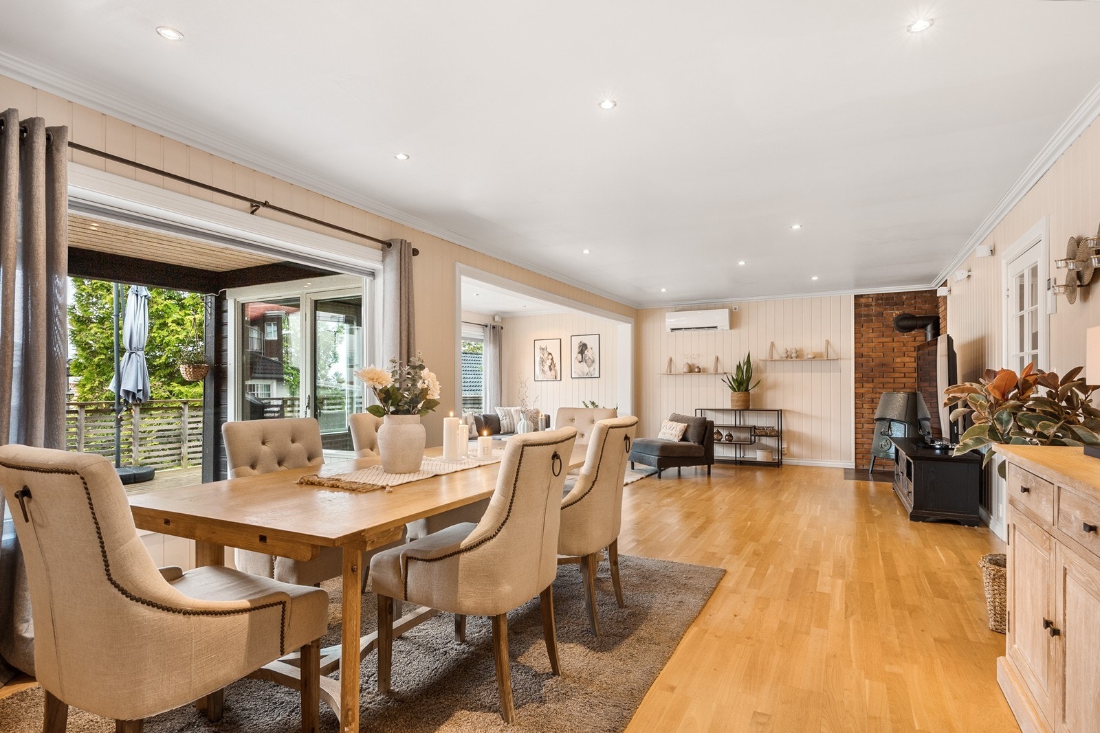 Stuen er meget innbydende med god plass til hele familien, og litt til! Galleribilde