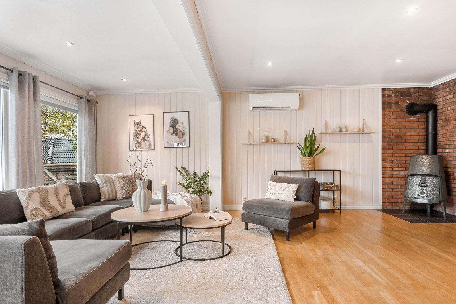 Det er montert varmepumpe og i hjørnet i stuen står en vedovn for ekstra oppvarming. Galleribilde