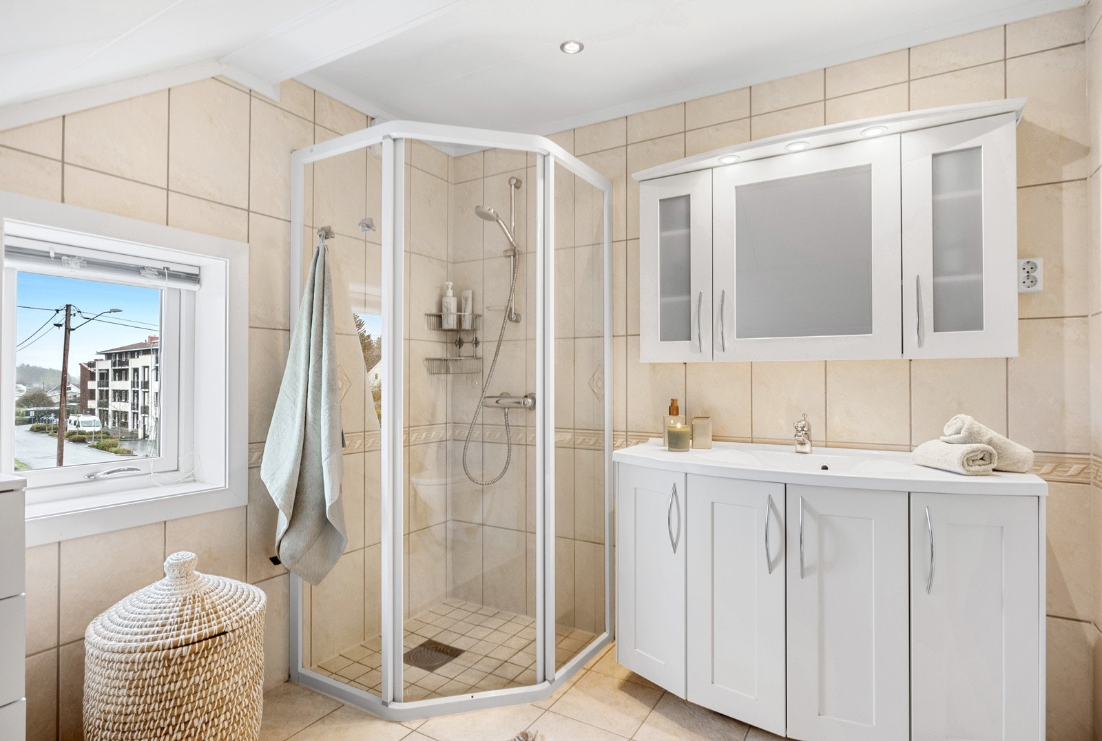 Innredningen består av dusjhjørne med kabinettdører, servantinnredning og toalett. For klesvask er det vaskerom i kjeller. Galleribilde