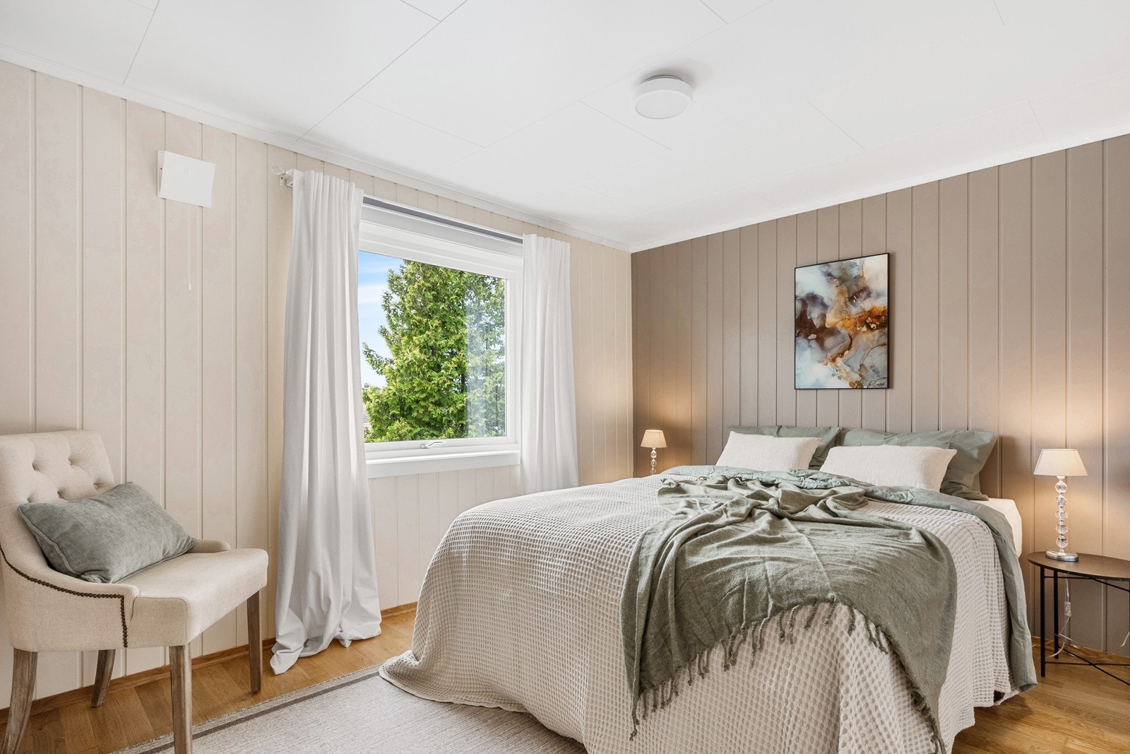 Soverom 2. Av de tre rommene er hovedsoverommet i 2. etg. størst, med god plass til dobbeltseng og nattbord. Galleribilde