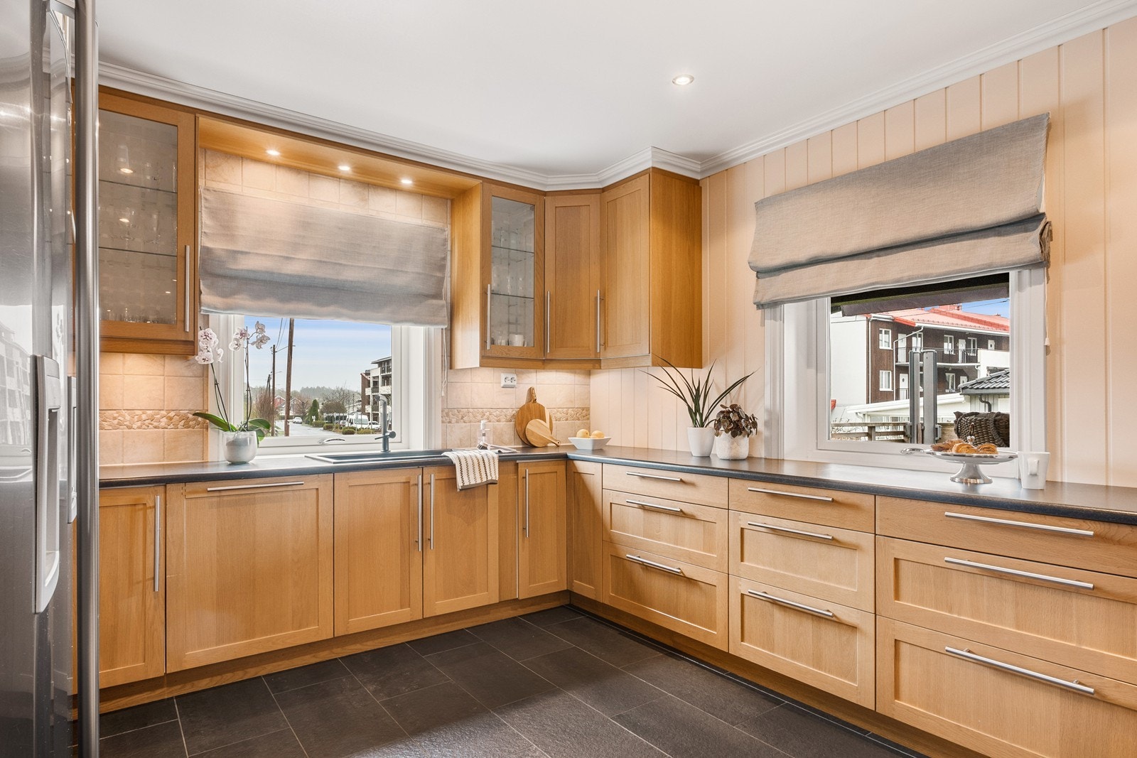 Innredningen har rikelig med oppbevaring i skap og skuffer, og god benkeplass for flere kjøkkenhjelpere. Galleribilde