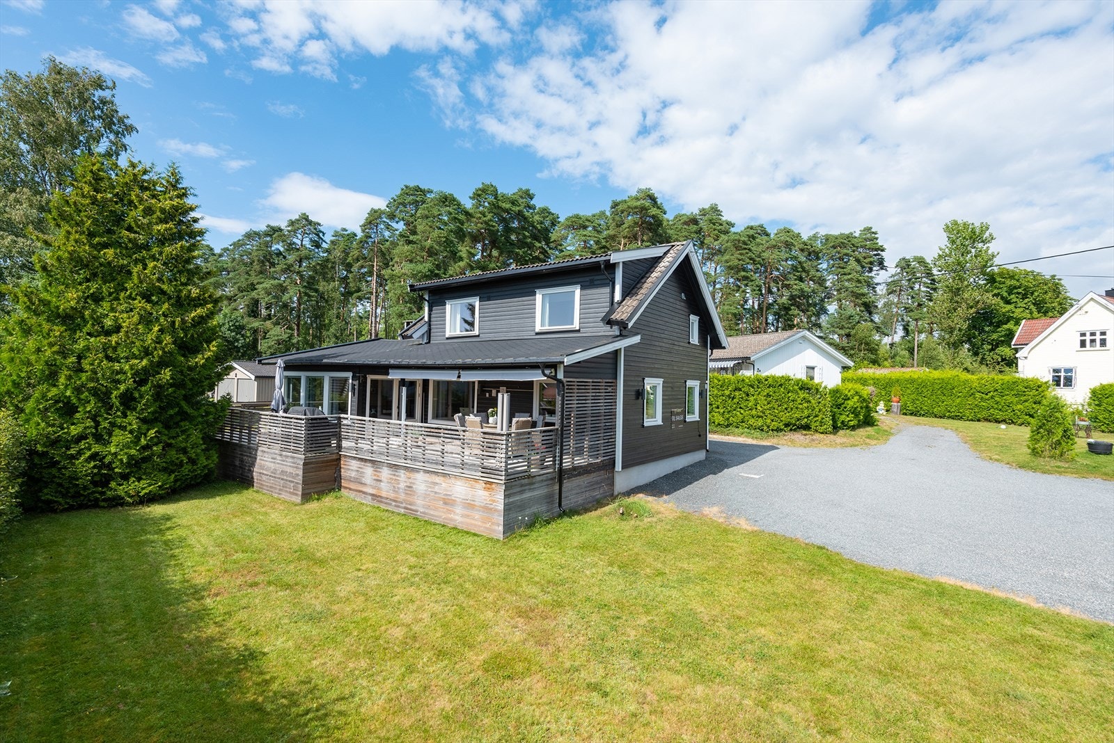 I tillegg til skjermet, grønn hage har eneboligen stor sydvestvendt veranda for utehygge. Galleribilde