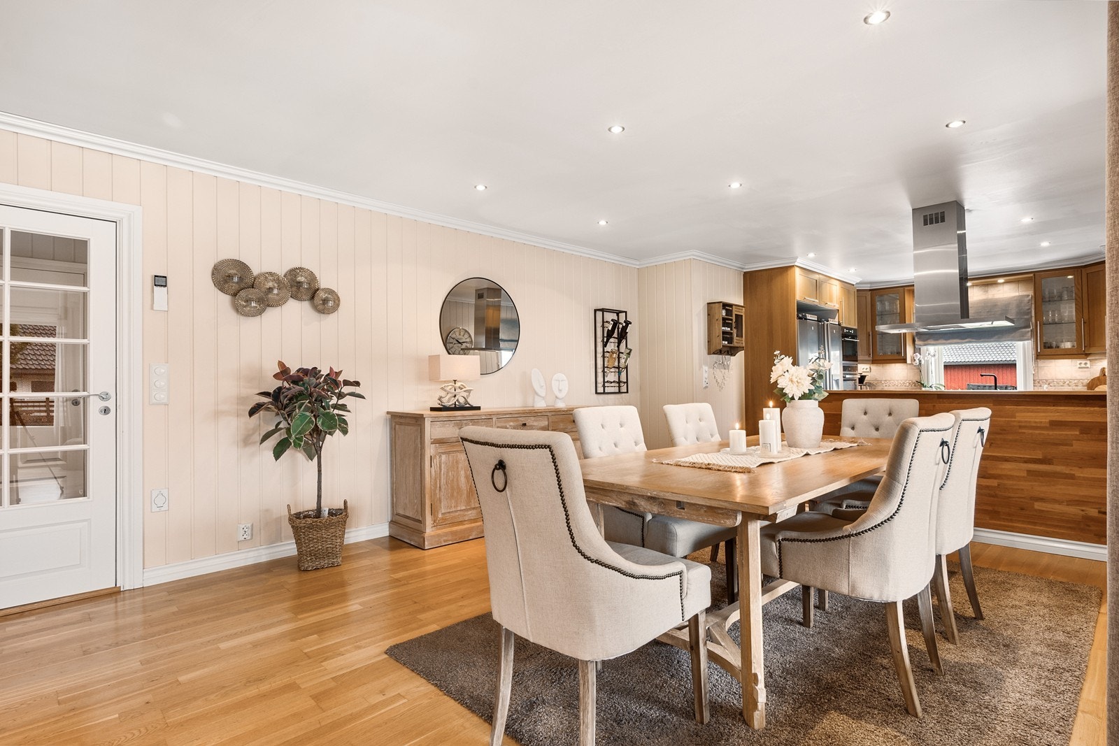 Stue- og kjøkkenrommet er adskilt fra resten av boligen med glassdør. Spisestuen er praktisk tilknyttet kjøkkenet. Galleribilde