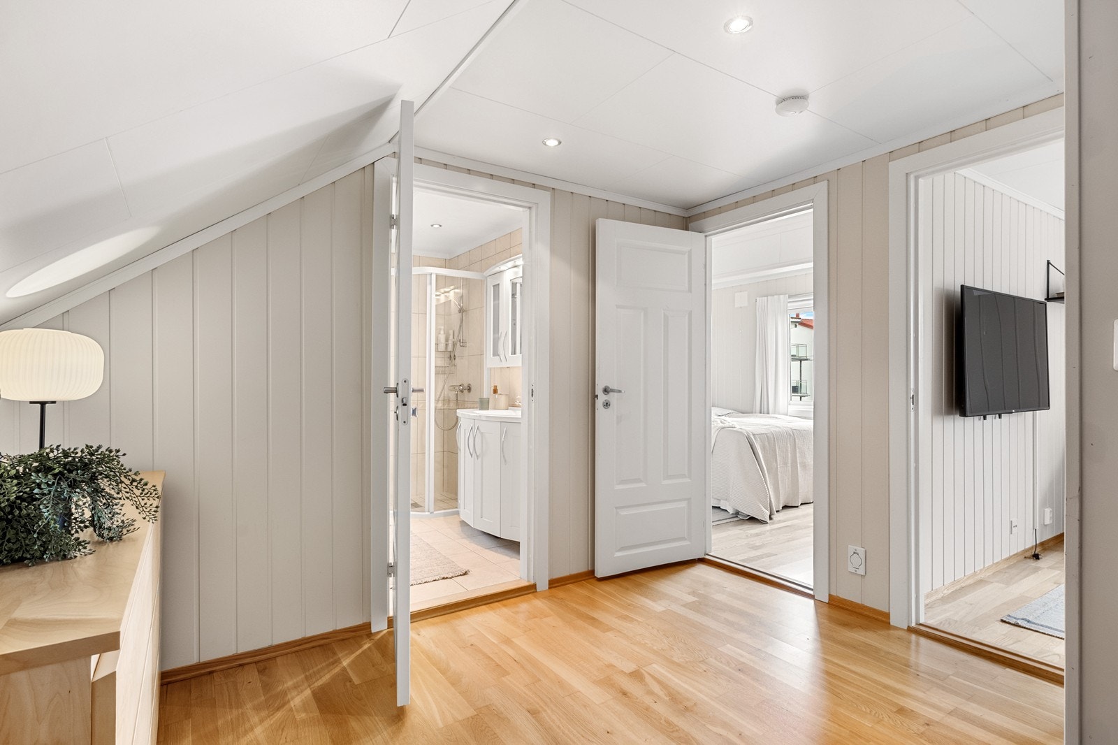 Et romslig trapperom i 2. etasje gir plass til møblement og fører til de to soverommene og bad. Galleribilde