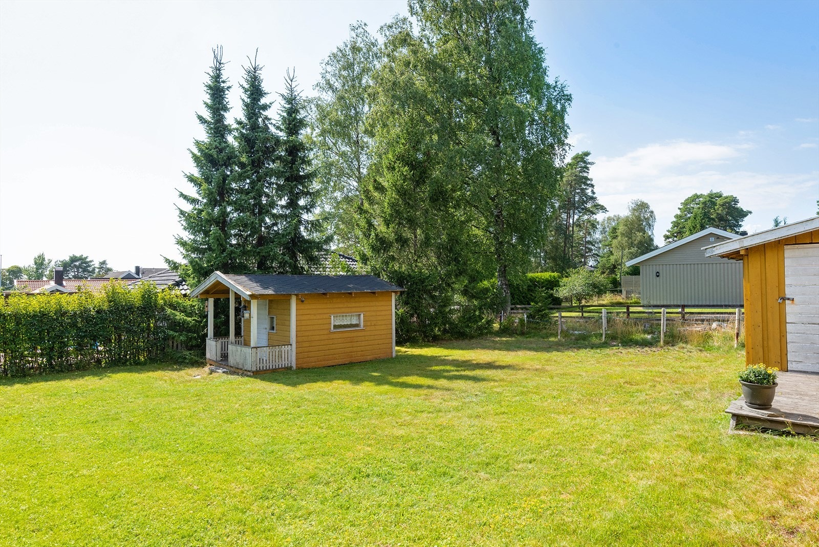 På nord- og nordvestsiden er det god boltreplass for liten og stor, med gressplen og lekestue. Galleribilde