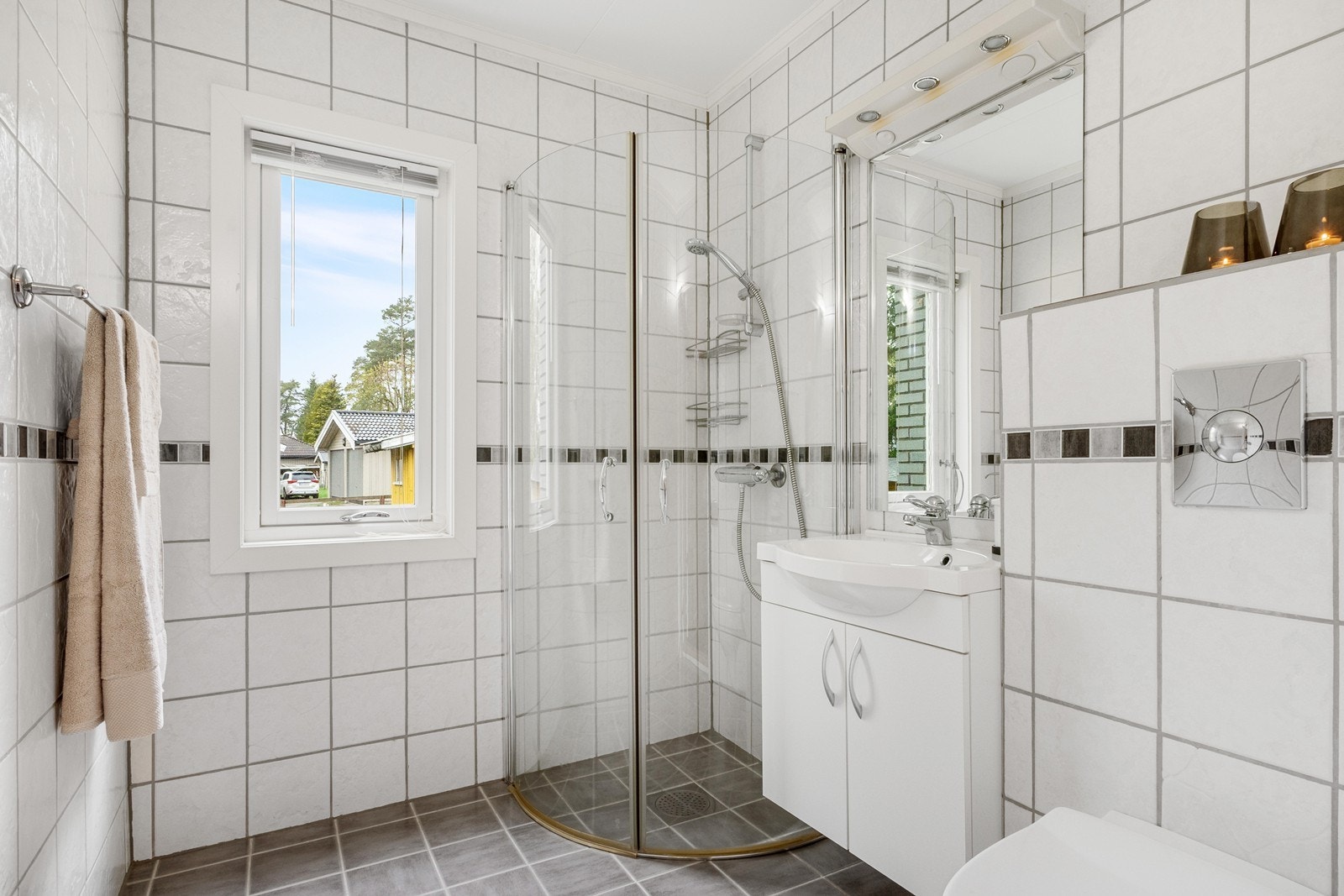 Boligen har ett bad i hver etasje (begge 2007) med flislagte overflater og gulvvarme. Bad i 1.etg. er innredet med dusjhjørne, toalett og servantskap. Galleribilde