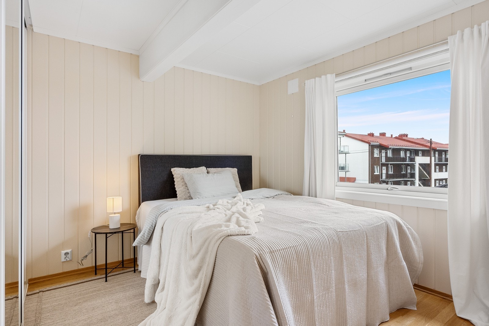 Soverom 3. Rommene har malte panelplater på vegg og eikeparkett på gulv, samt stort vindu for naturlig lys og lufting. Galleribilde