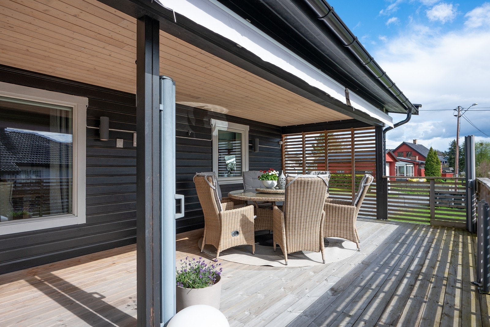 Verandaen på hele 47 kvm er delvis overbygd og har to markiser for solskjerming på de varmeste dagene. Galleribilde