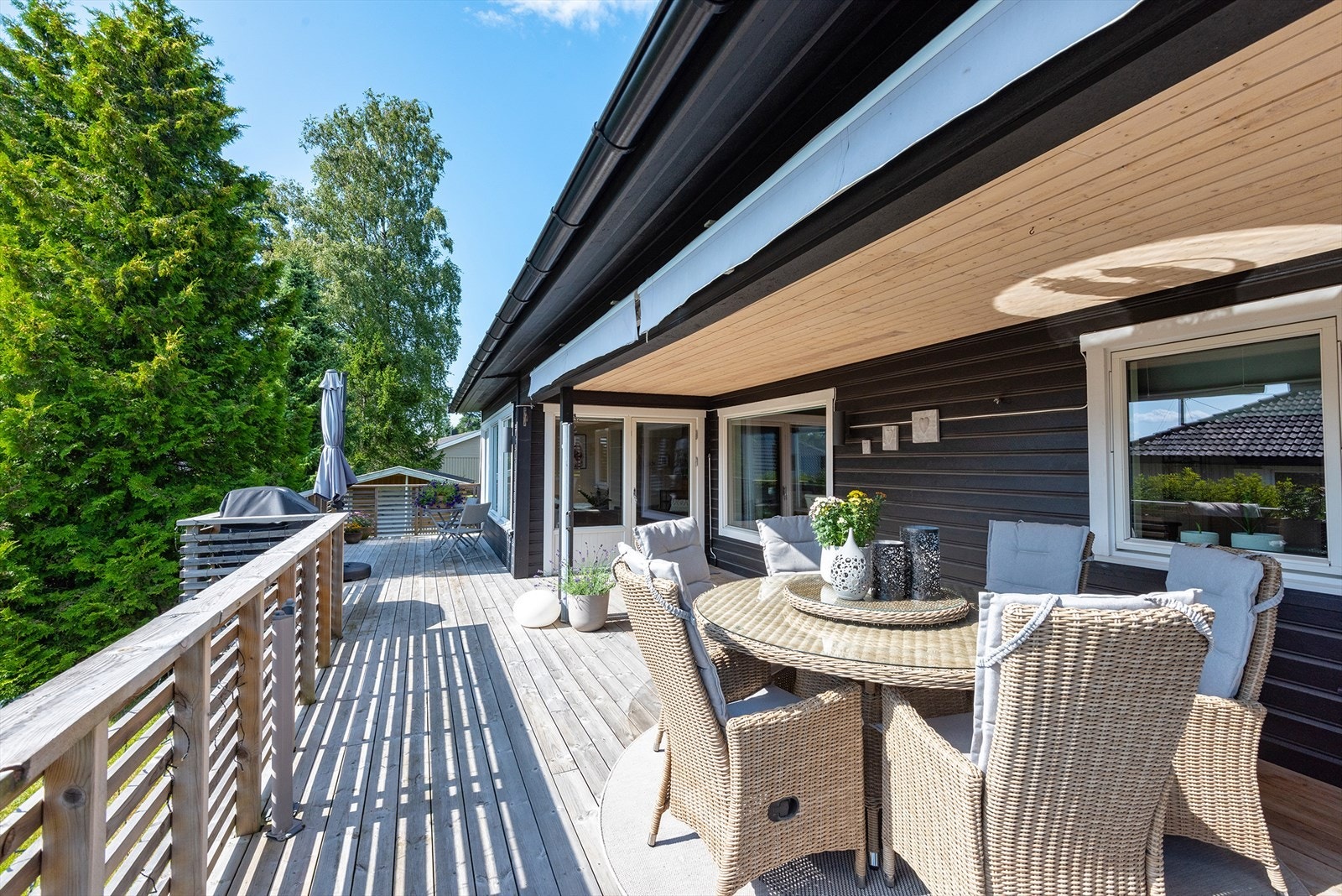 Utformingen gir plass til flere møbleringssoner, så her kan både måltider og avslappende dager nytes. Galleribilde