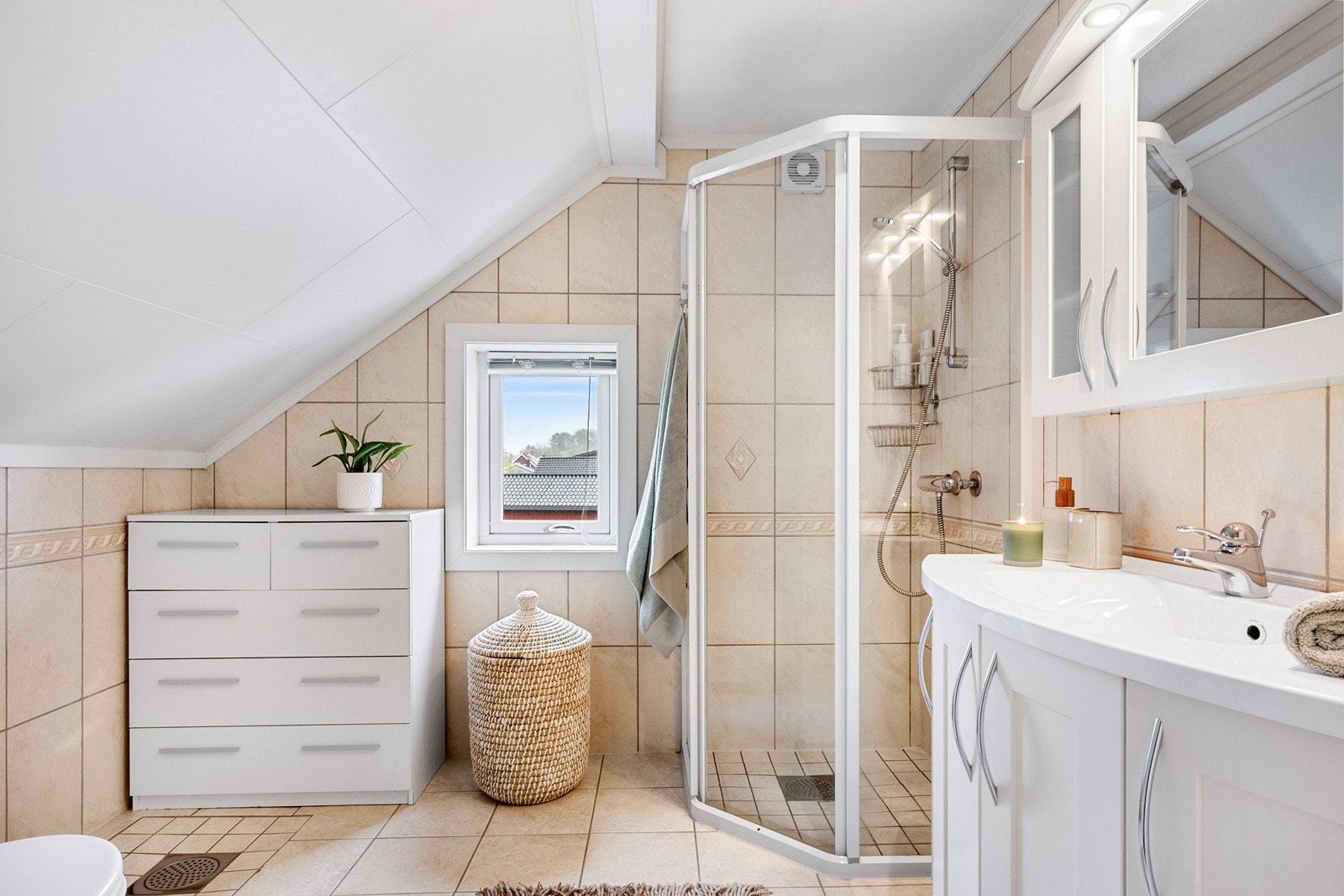 Bad i 2. etasje har god størrelse med lyse fliser i en varm tone og downlights i tak. Galleribilde