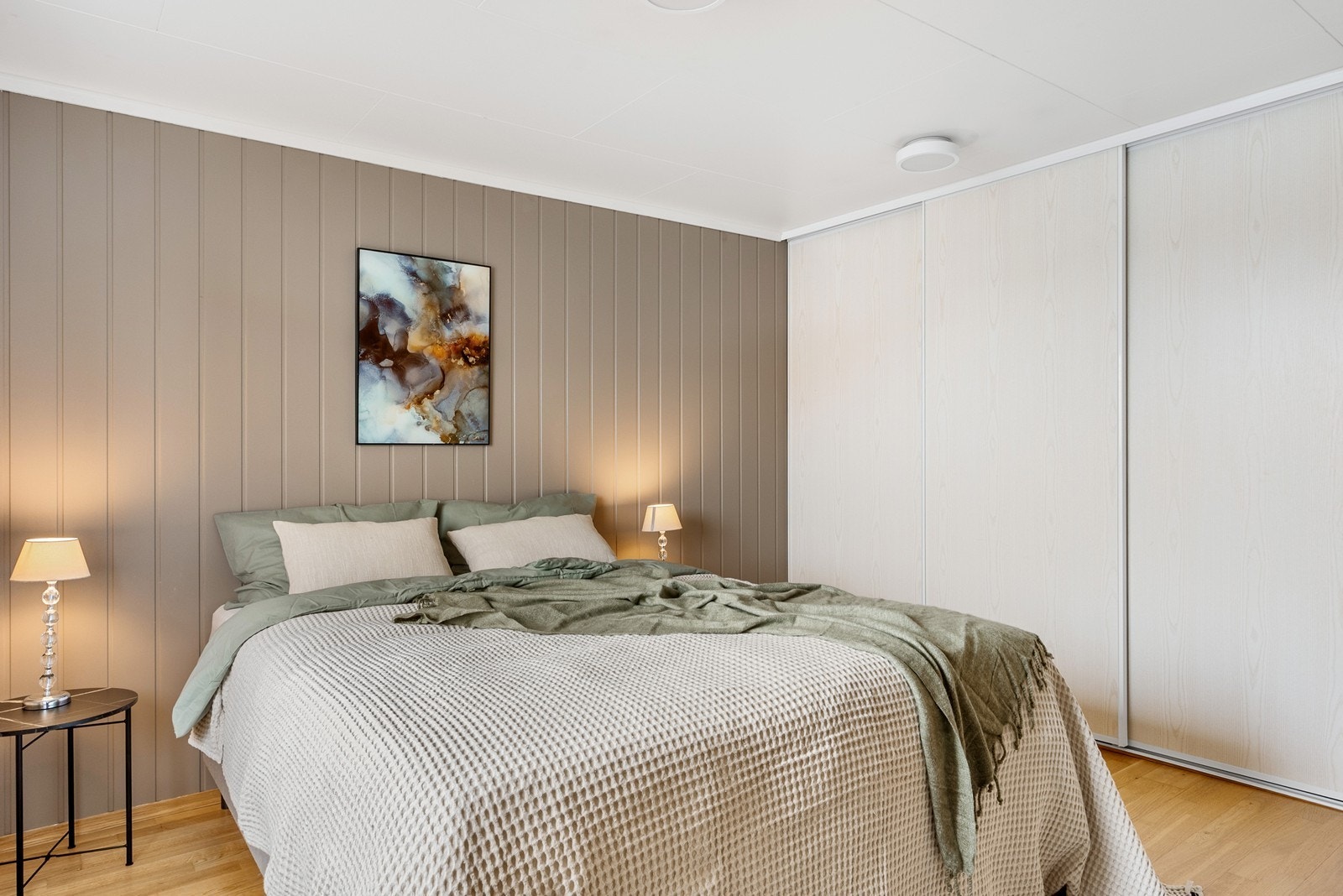 Soverom 2. Samtlige soverom er innredet med skyvedørsgarderobe for enkel orden i klærne. Galleribilde