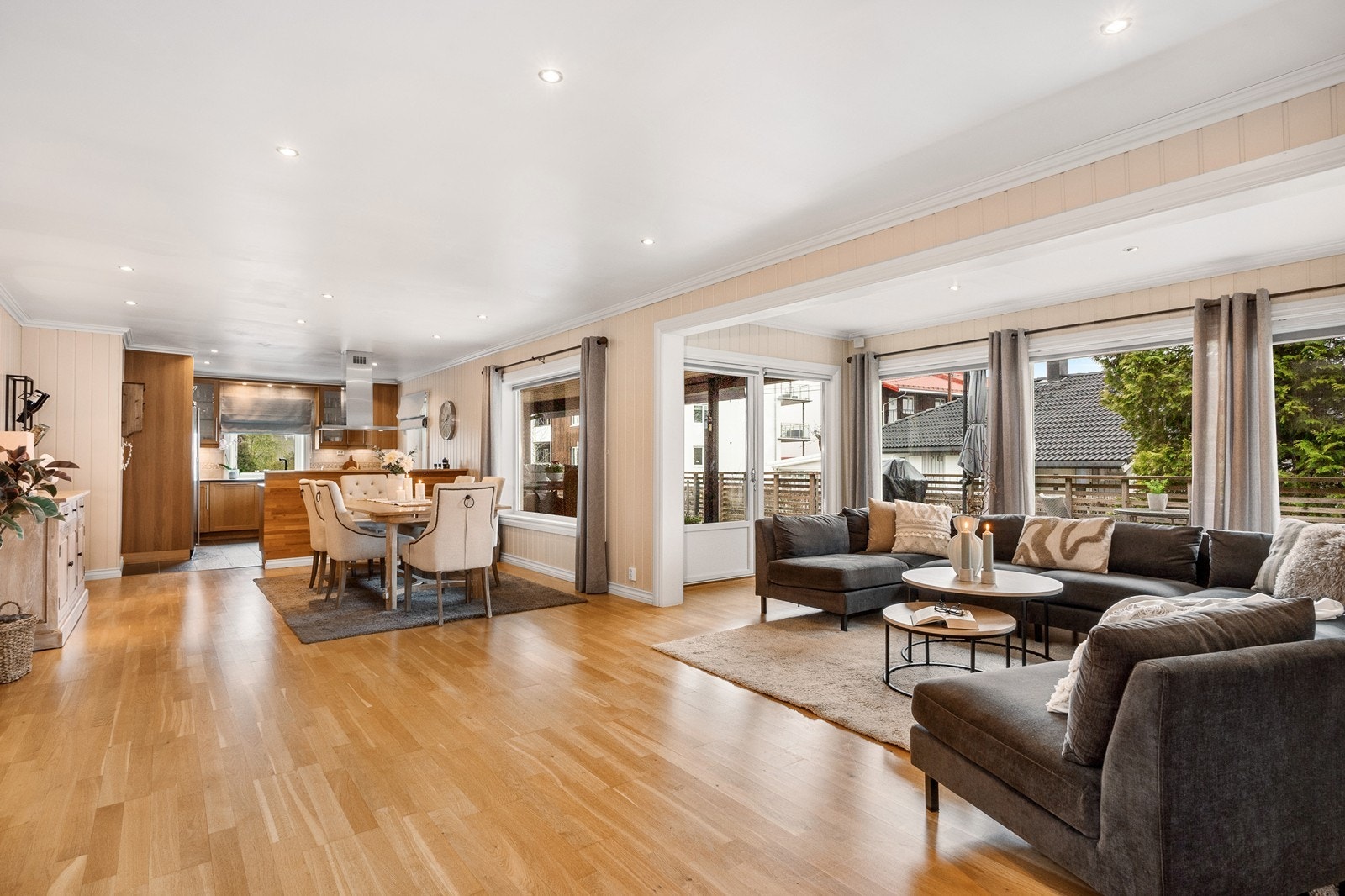 Stuen er innbydende og lys med god plass til både stor spisestue og sofaløsning. Galleribilde