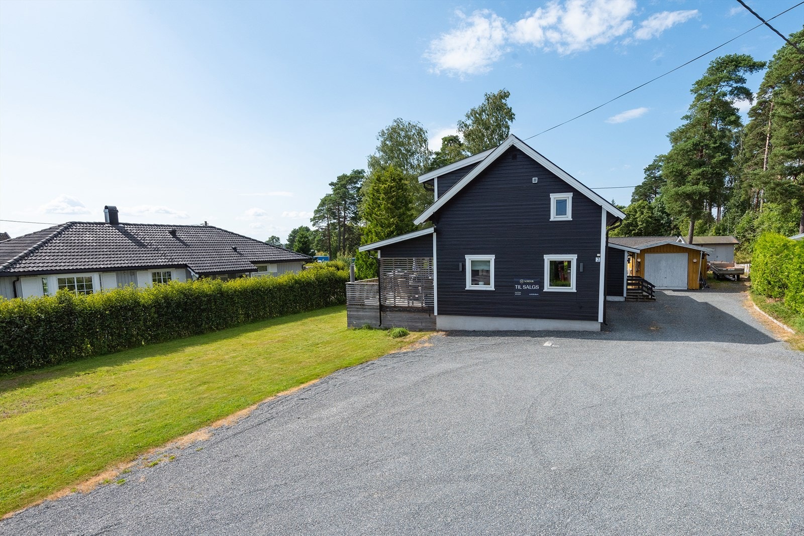 På gårdsplassen er det plass til parkering av flere biler, samt garasjebygg fra 1994 med boder. Galleribilde