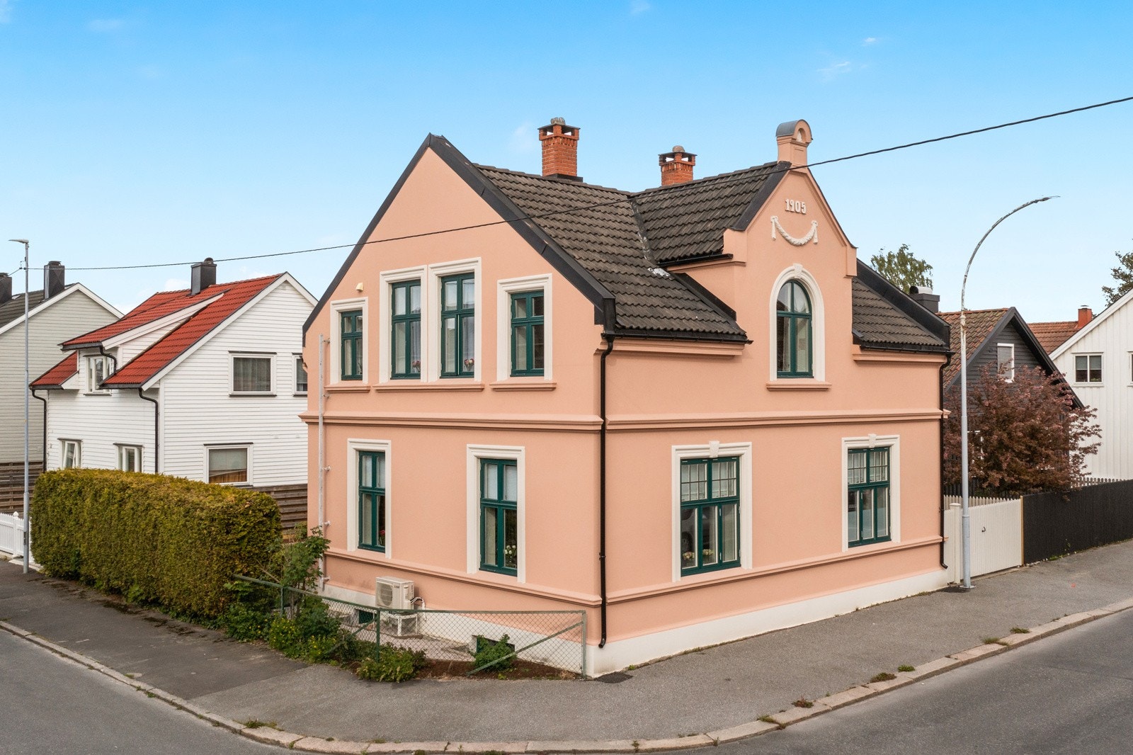 Velkommen til Færders gate 41!. En særegen og elegant byvilla fra 1905. Vakkert plassert på høyden av Fritznerbakken. Her bor du i en solid murvilla med arkitektoniske detaljer fra sveitser- og jugendstil. Galleribilde