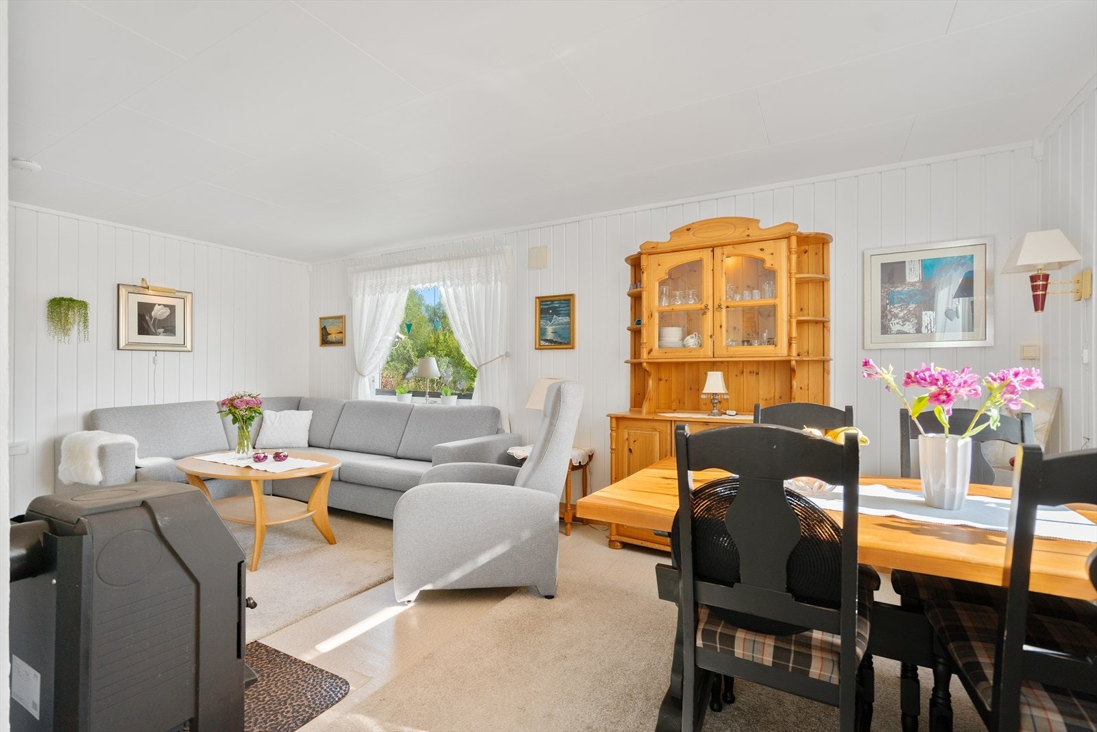 Flott stue med muligheter for møblering i flere soner. Galleribilde