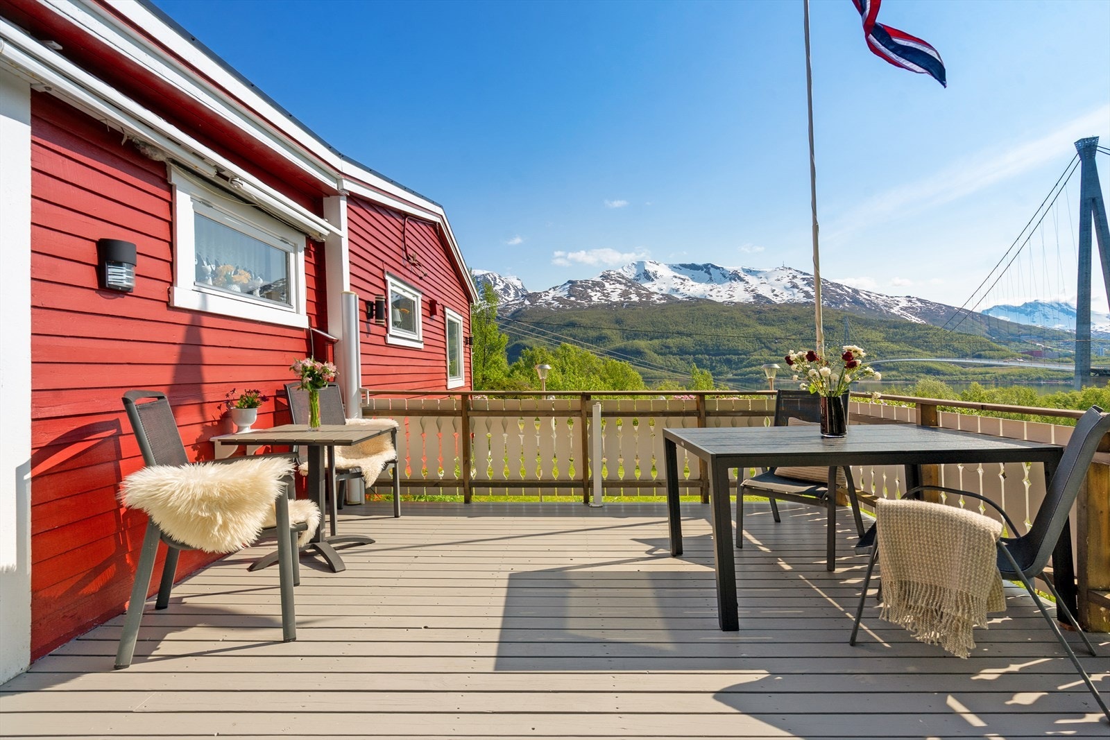 Flotte utearealer, stor og flat tomt, fantastisk utsikt. Galleribilde