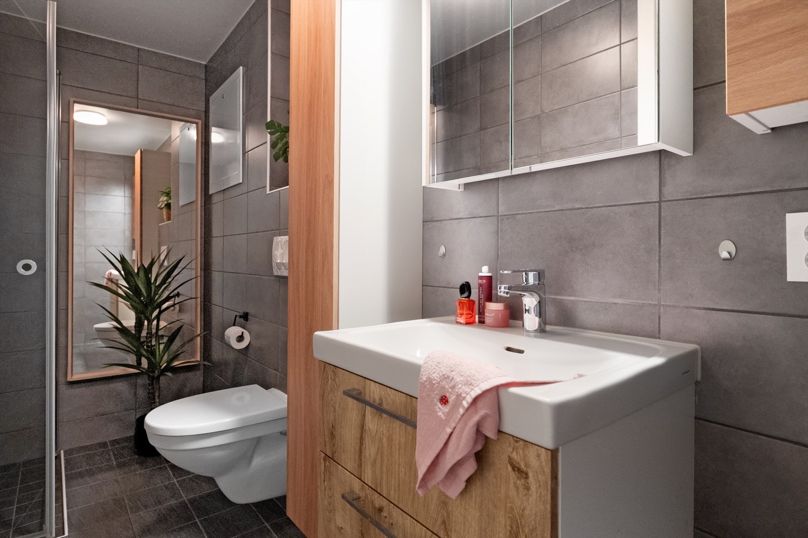 Flott helfliset bad fra år 2023 med varmekabler i gulv. Galleribilde