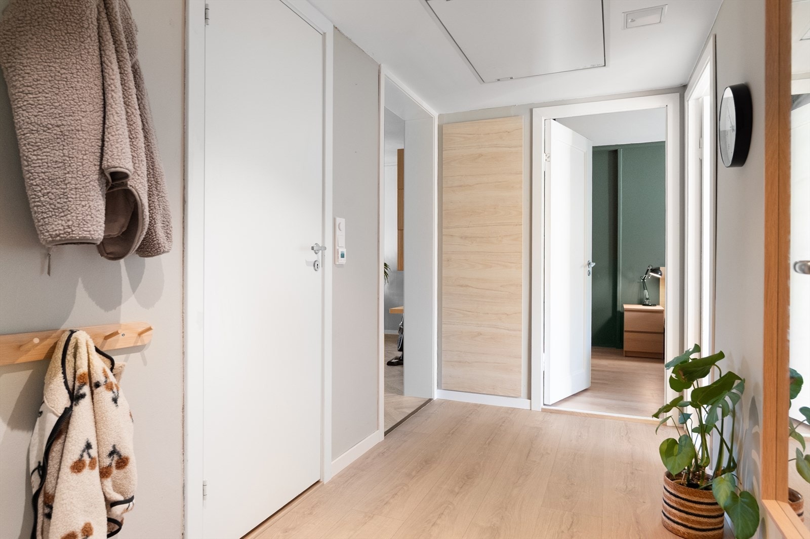 Velkommen inn til en innbydende entré med plass til oppbevaring av sko og yttertøy. Galleribilde