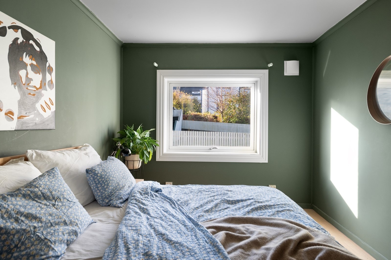 Rommet er malt i en behagelig grønnfarge. Galleribilde