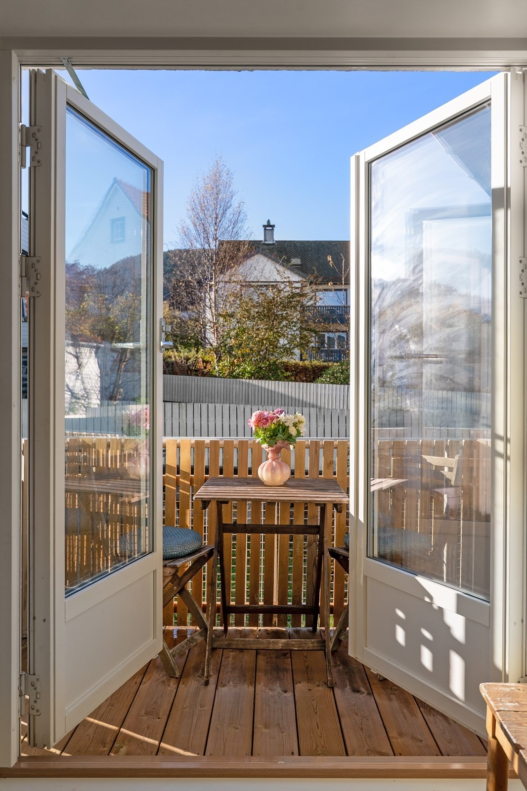 Påhengsbalkong på ca 3,1m² med tregulv og rekkverk av tre/metall/plater og plass til mindre sittegruppe. Galleribilde