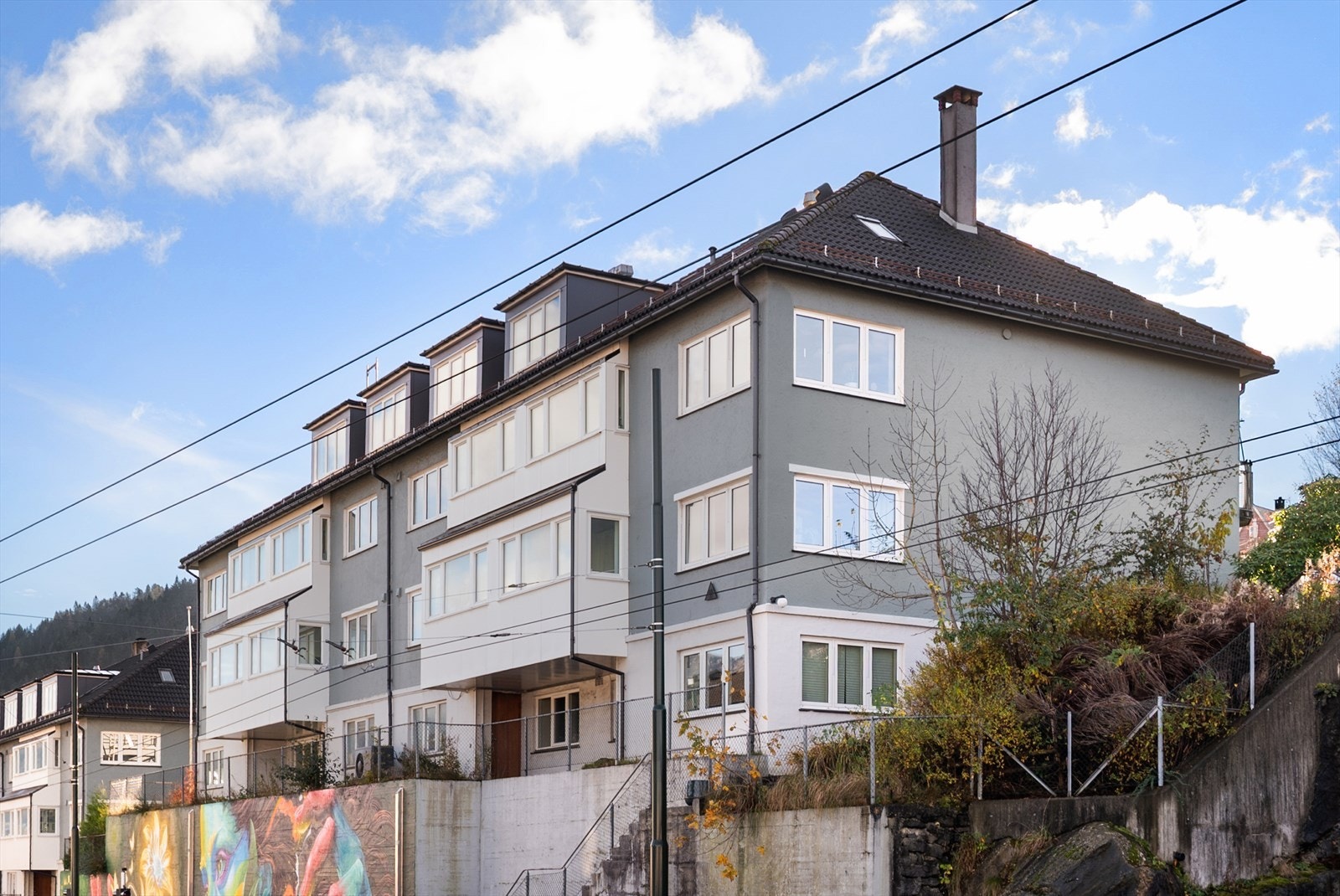 Fra boligen er det gode bussforbindelser med blant annet linje 6, 19 og 20 som tar deg til eks. Bergen sentrum og videre. Galleribilde