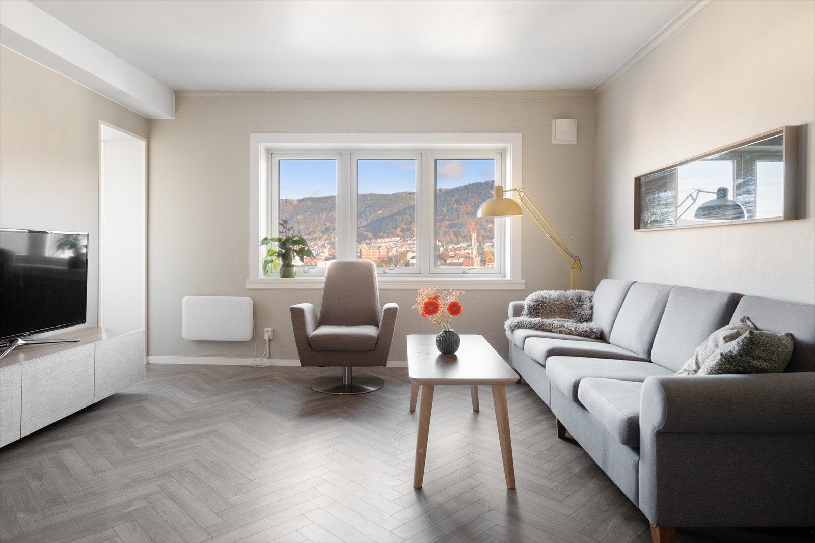 Stuen måler ca. 21,4m² og har god plass til sofagruppe og annen ønsket innredning. Galleribilde