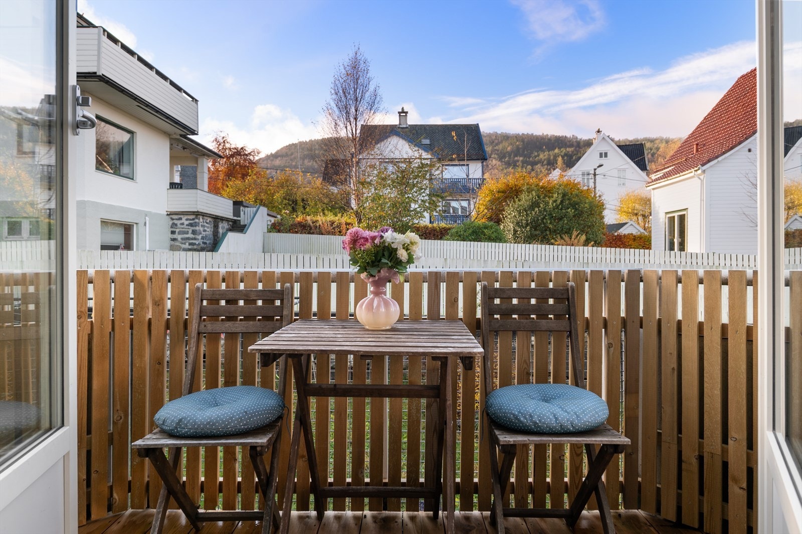 Leiligheten ligger i byggets 2.etasje og innvendige overflater er jevnlig vedlikeholdt/byttet, senest i år 2022/24. Leiligheten fremstår i god stand(ingen TG3). Galleribilde