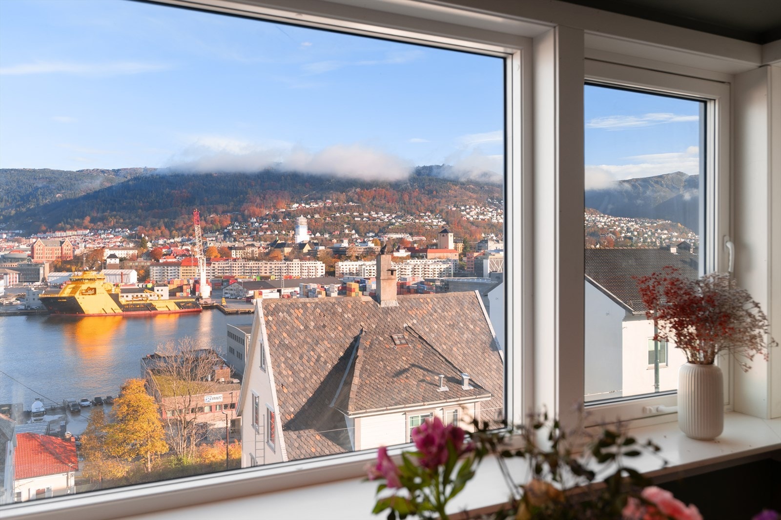 Utsikt fra stuevinduet over til Nordnes og helt opp til Fløyen mm. Galleribilde