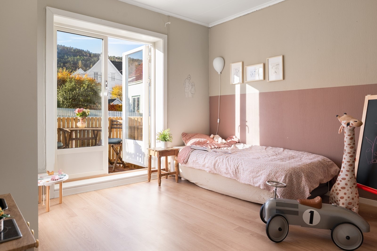 Soverom 2. med utgang tilkomst til balkong. Galleribilde