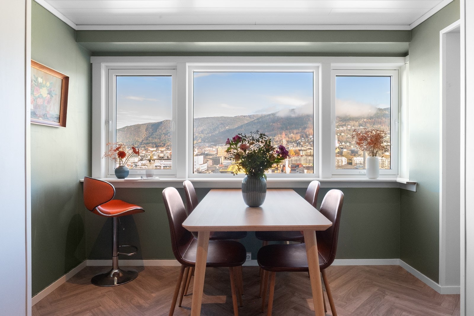 Kjøkkenet er ca. 14 m² og har i tillegg til kjøkken plass til sittegruppe. Galleribilde