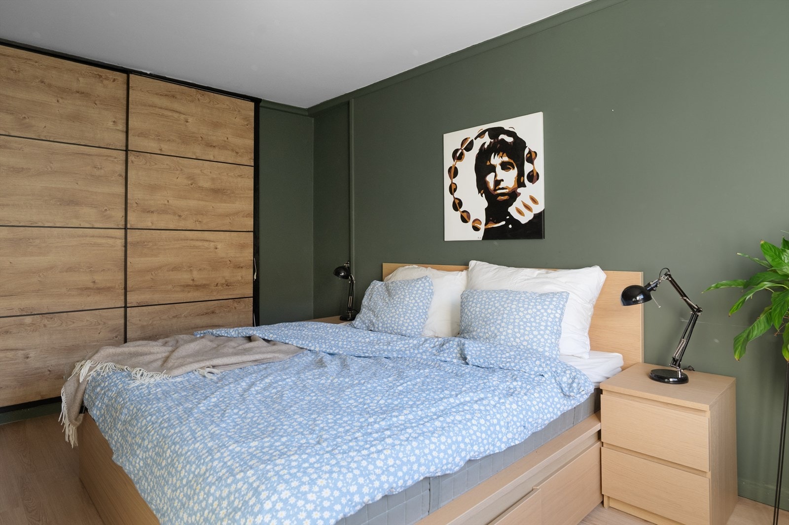 Her er det et romslig og integrert garderobeskap som medfølger handelen. Galleribilde