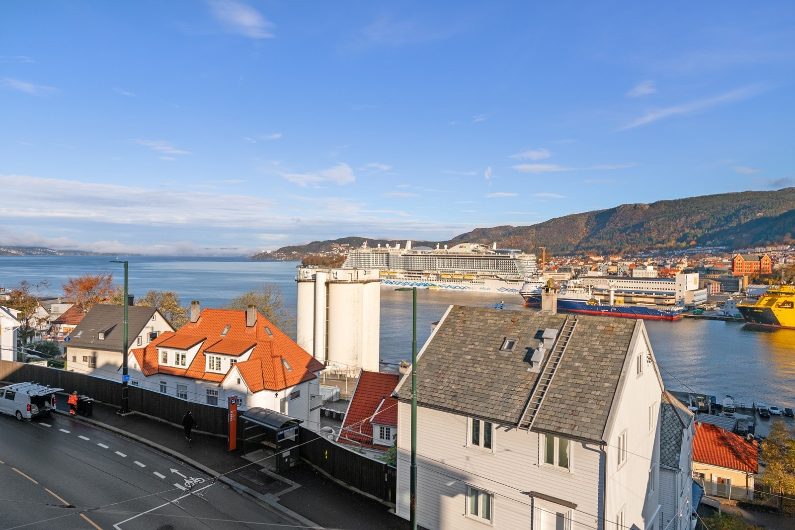 Området byr på et bredt utvalg av alt du måtte trenge og fra boligen er det kun en 15 minutters spasertur til Laksevåg senter. Galleribilde