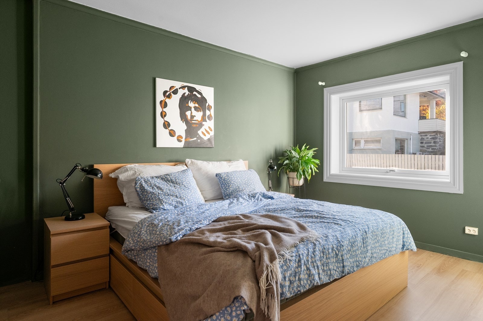 To romslige soverom som måler henholdsvis 10,3 m² og 13,6 m² med plass til dobbeltseng, garderobeskap, nattbord og annen ønsket innredning. Galleribilde