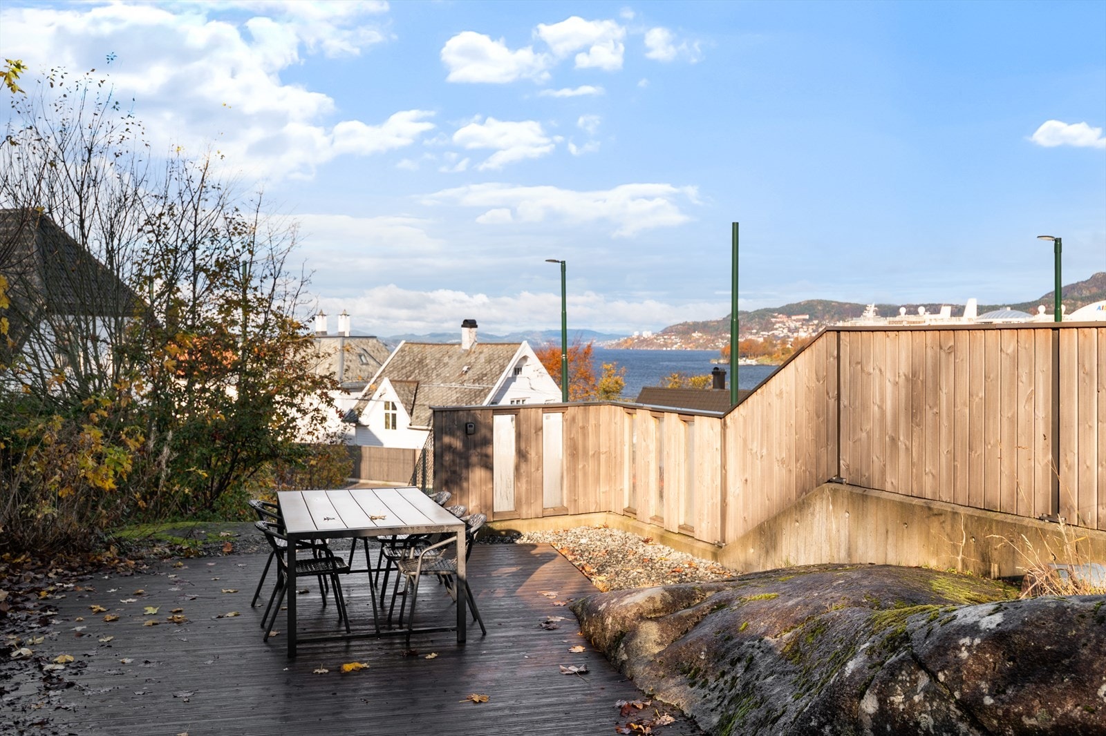 Felles uteområde med terrasseplatting. Galleribilde