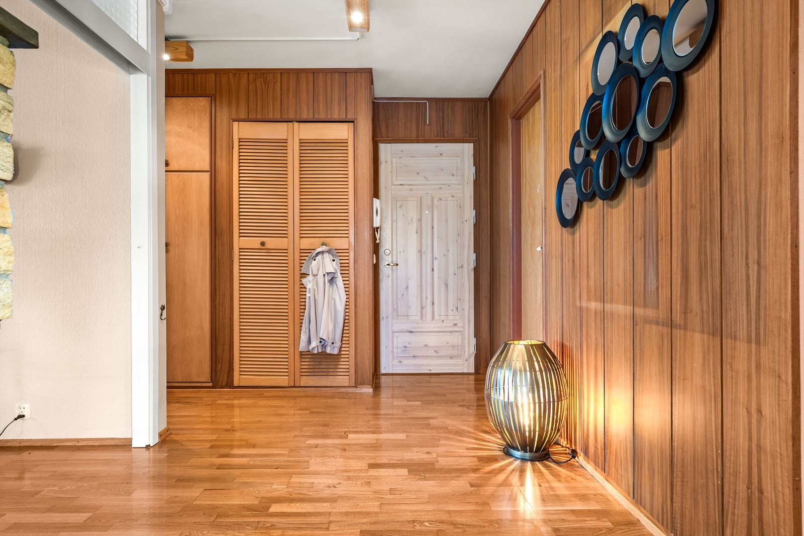 I entréer det er rikelig med lagringsplass i garderobeskapet til å henge fra seg yttertøy. Galleribilde