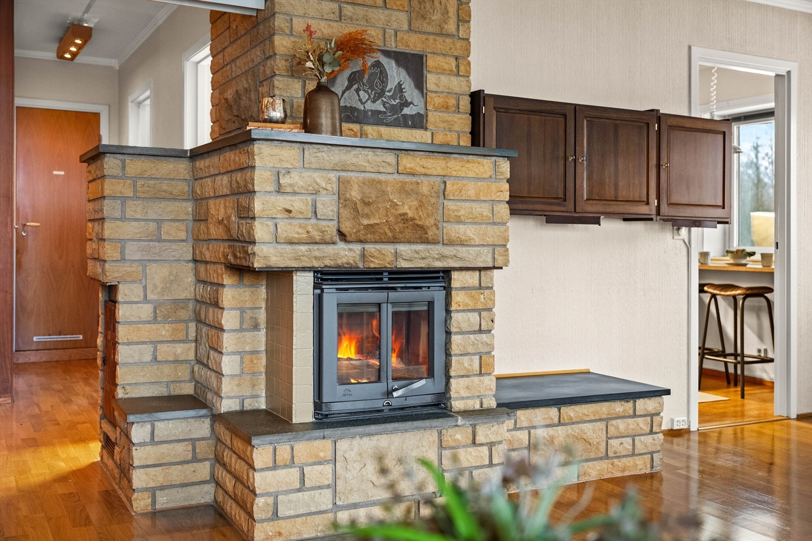 Flott lukket peis i stuen som varmer godt på kalde dager. Galleribilde