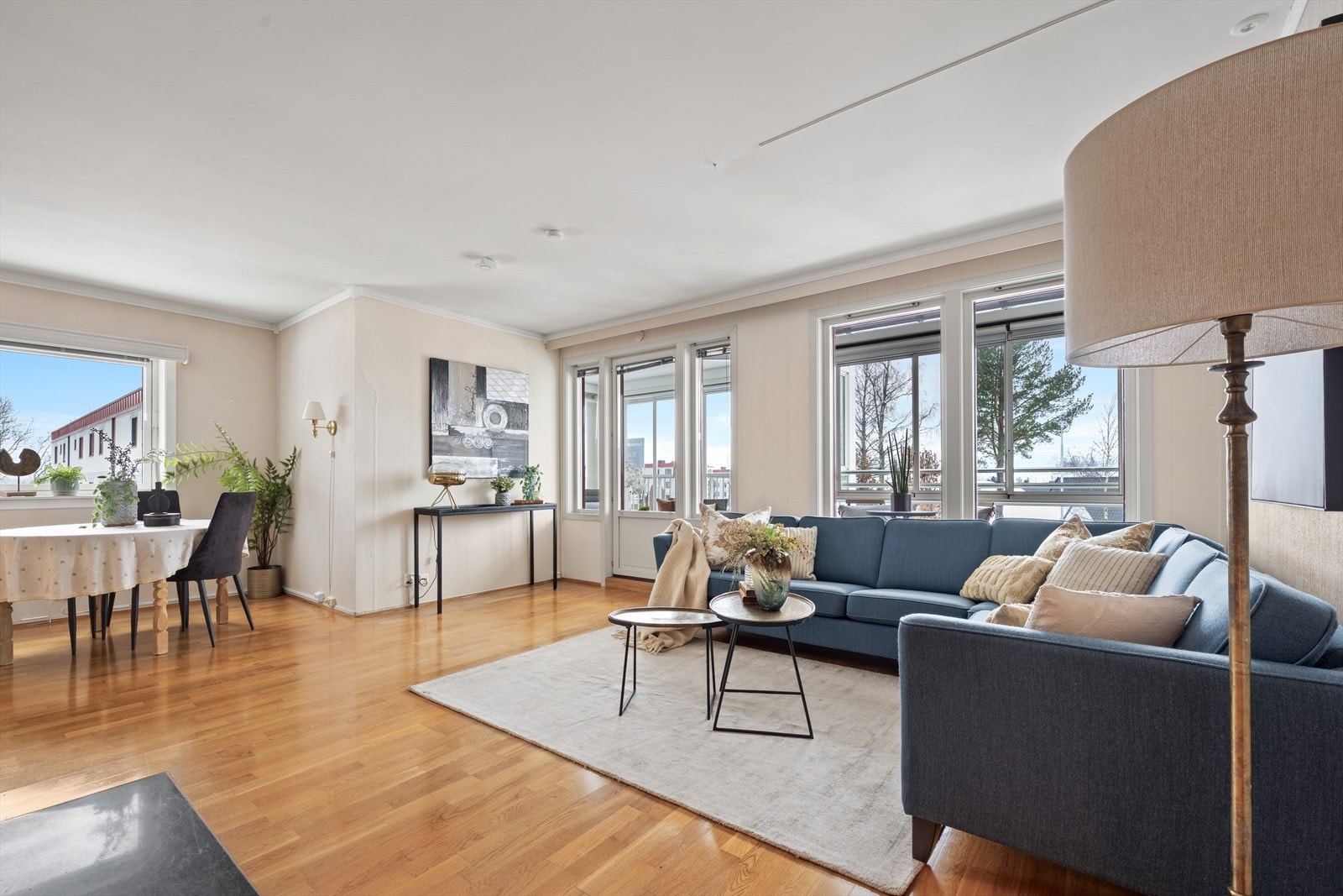 Lysinnslipp fra to sider i leiligheten bidrar til ekstra god romfølelse. Innvendig i leiligheten er det gulv av parkett, furu og belegg. Veggene har tapet og malte plater. Innvendige tak med malt betong. Galleribilde