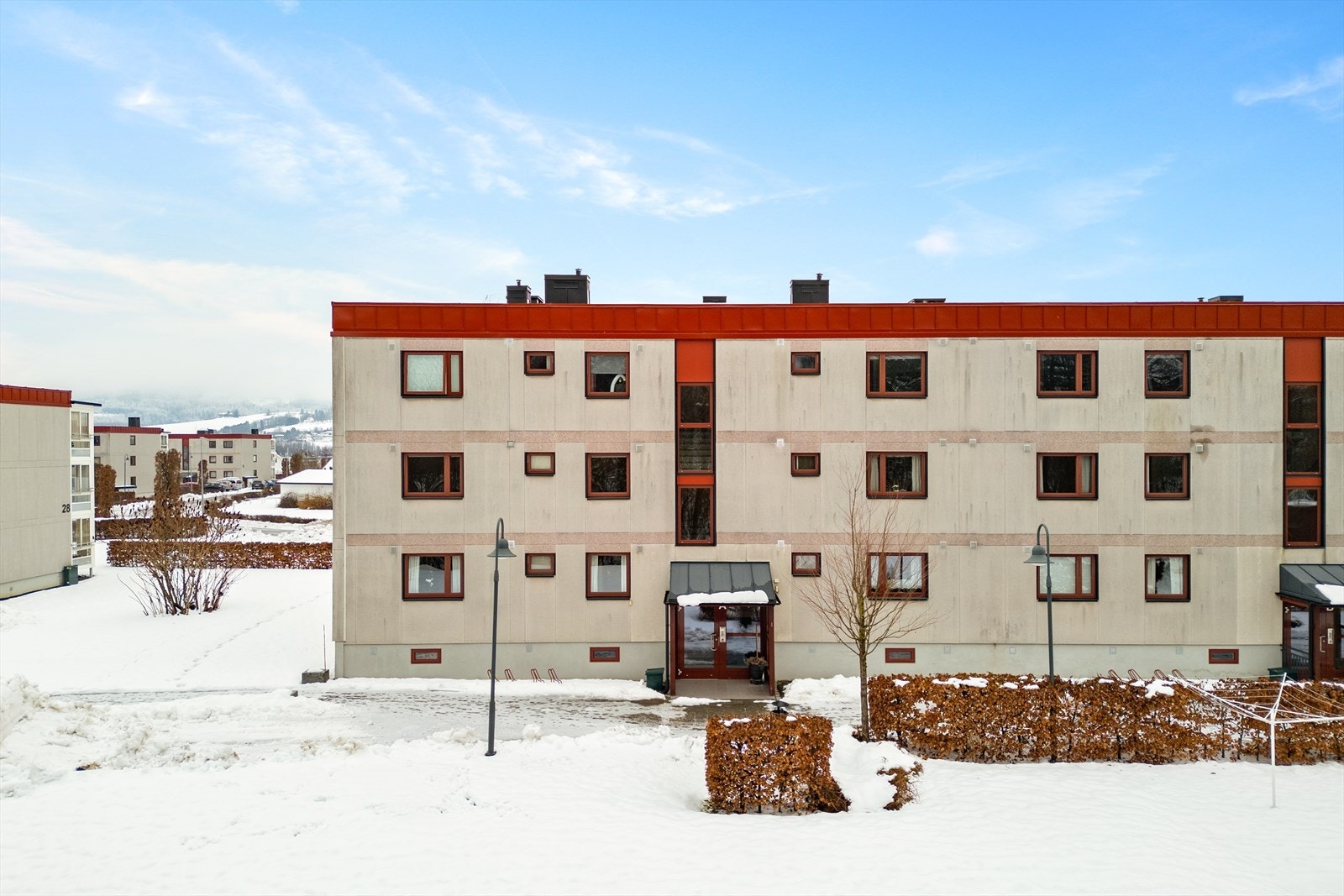 Romslig 3-roms leilighet i 2. etasje med få trapper, flott utsyn og usjenert beliggenhet. Galleribilde