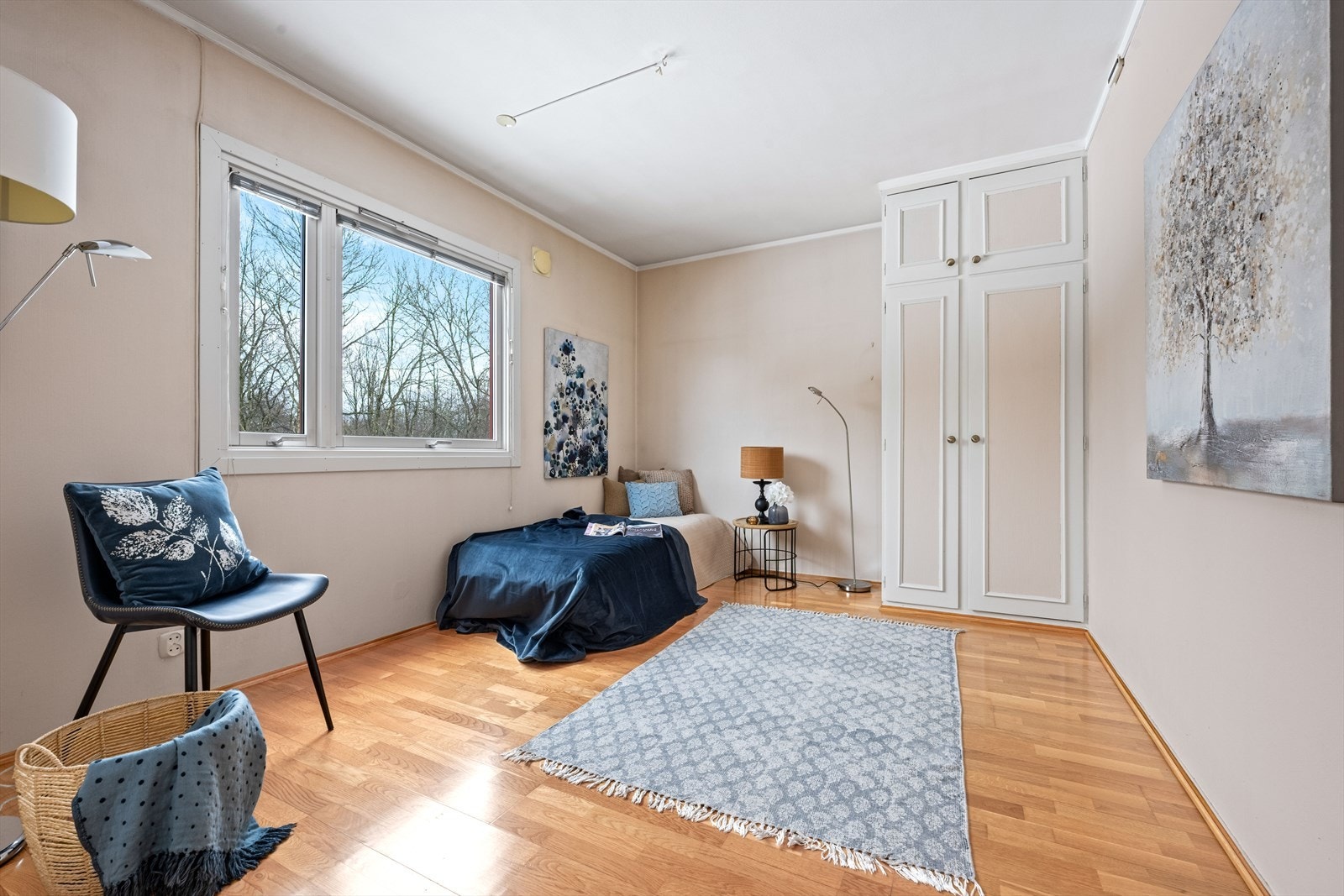 Her er det plass til seng, nattbord og eventuelt skrivebord, det er garderobeskap til oppbevaring. Galleribilde