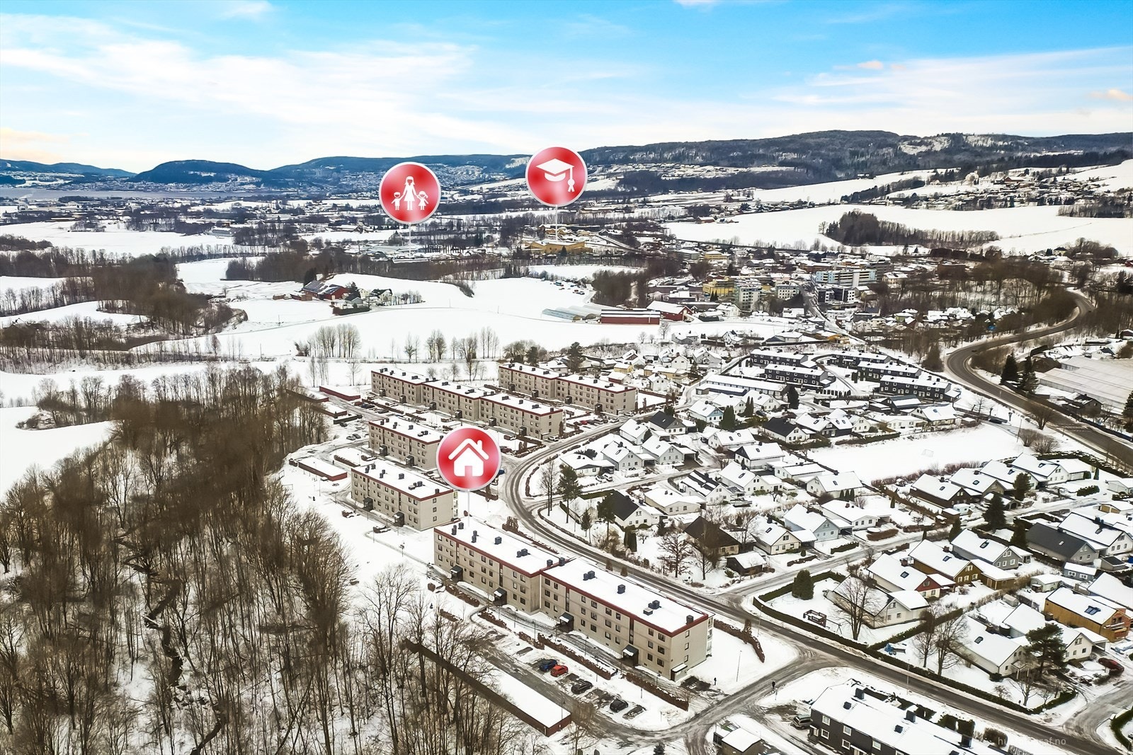 Nyere ungdomsskole like i nærheten samt helt ny barneskole ferdigstilt til sommeren 2015 i Lierbyen. Flere barnehager i nær området. Galleribilde