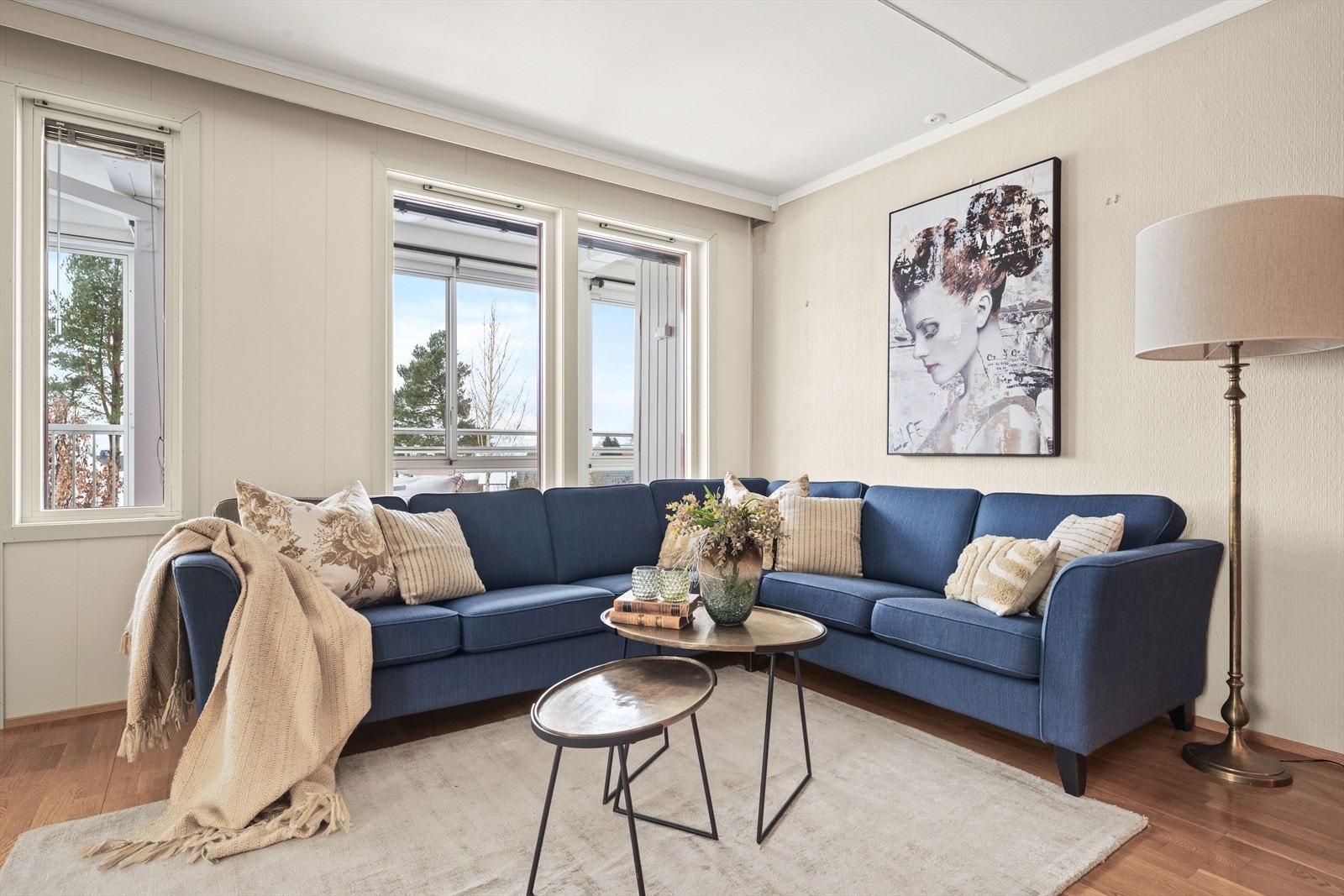 De store vindusflatene bidrar til rikelig lysinnslipp, og gir rommet en lun, innbydende atmosfære. Galleribilde