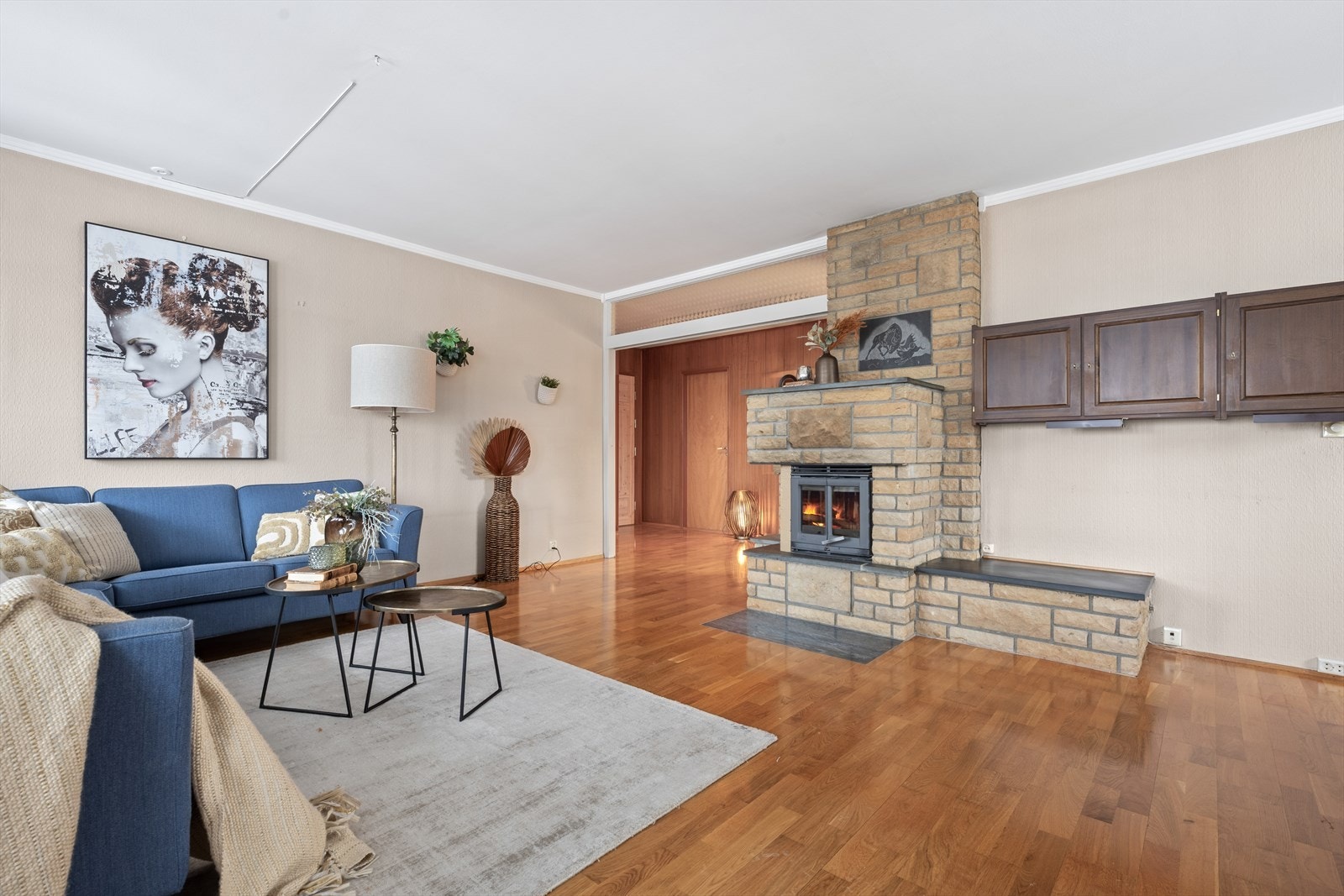 Stuen er et av hjemmets naturlige samlingspunkt, og her er det godt med plass til både sofagruppe, TV-løsning og spisebord. Galleribilde