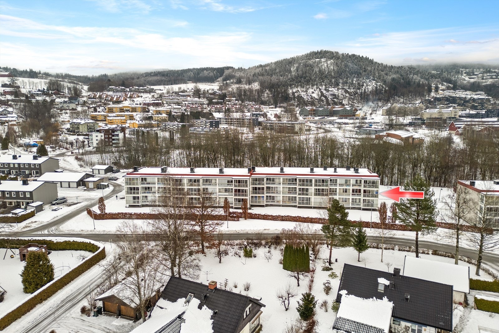 Sentralt i nærheten av Lierbyen, i et rolig og etablert boligområde. Syd-vestvendt innglasset balkong gir svært gode solforhold hele dagen. Galleribilde